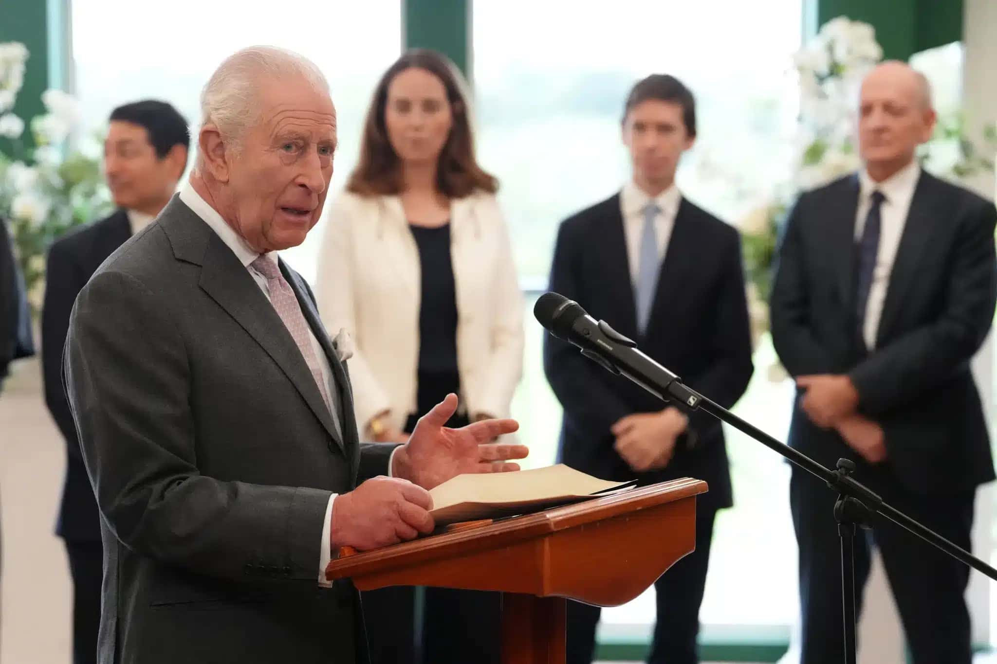 Rei Charles durante encontro com líderes do setor de IA em Cumnock