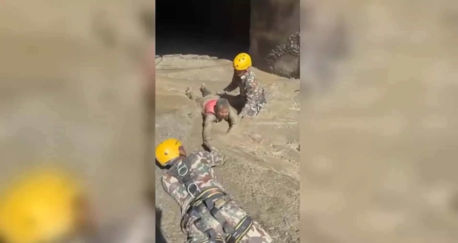 O Exército do Nepal resgata pessoas de dentro do túnel de uma usina hidrelétrica em Rasuwa
