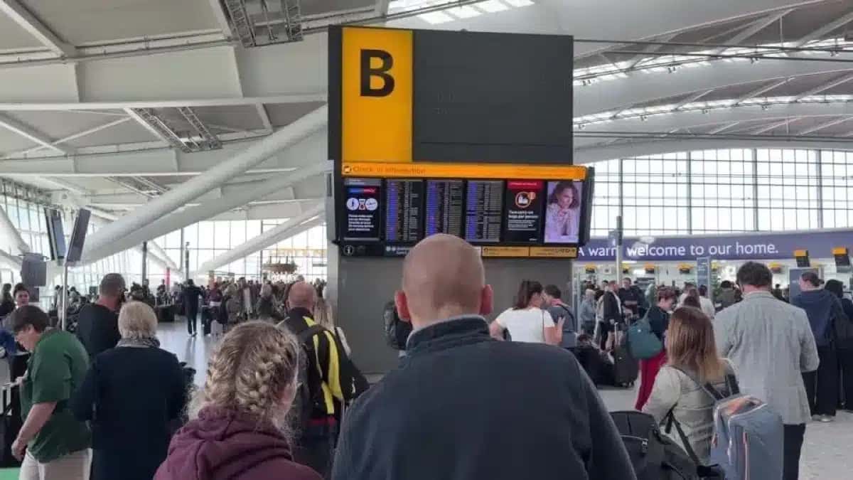 Voos cancelados no Aeroporto de Heathrow, em Londres, devido a problema no controle de tráfego aéreo (08.09.26)