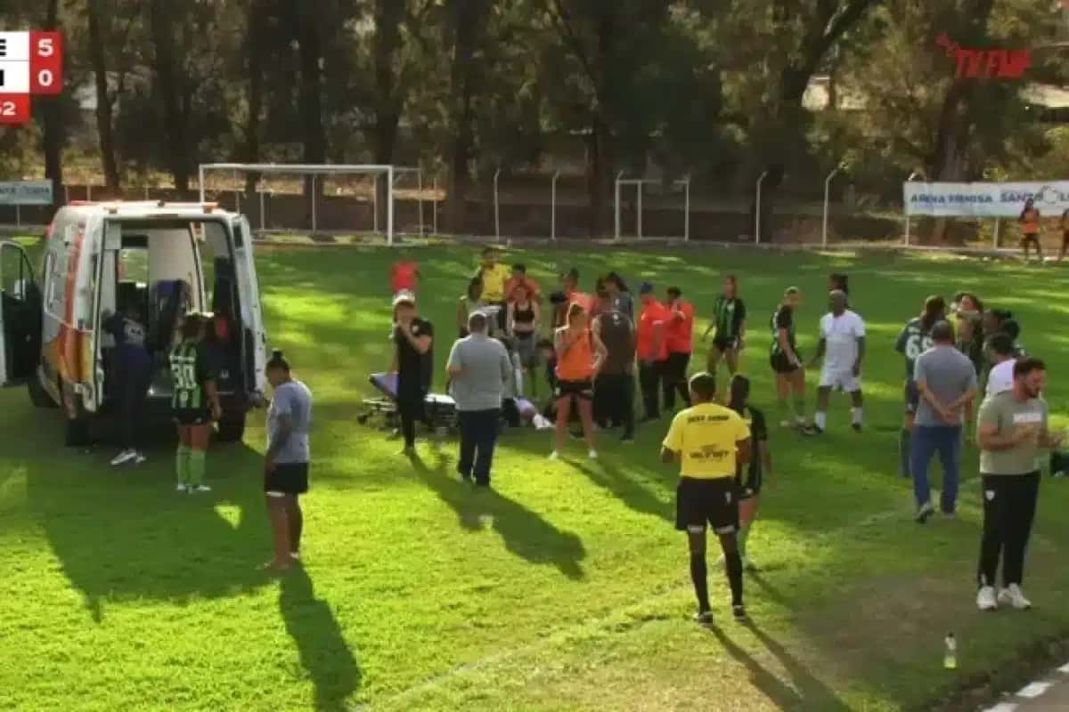 Zagueira Lara, do Venda Nova, sofreu uma convulsão em campo após choque com jogadora do América