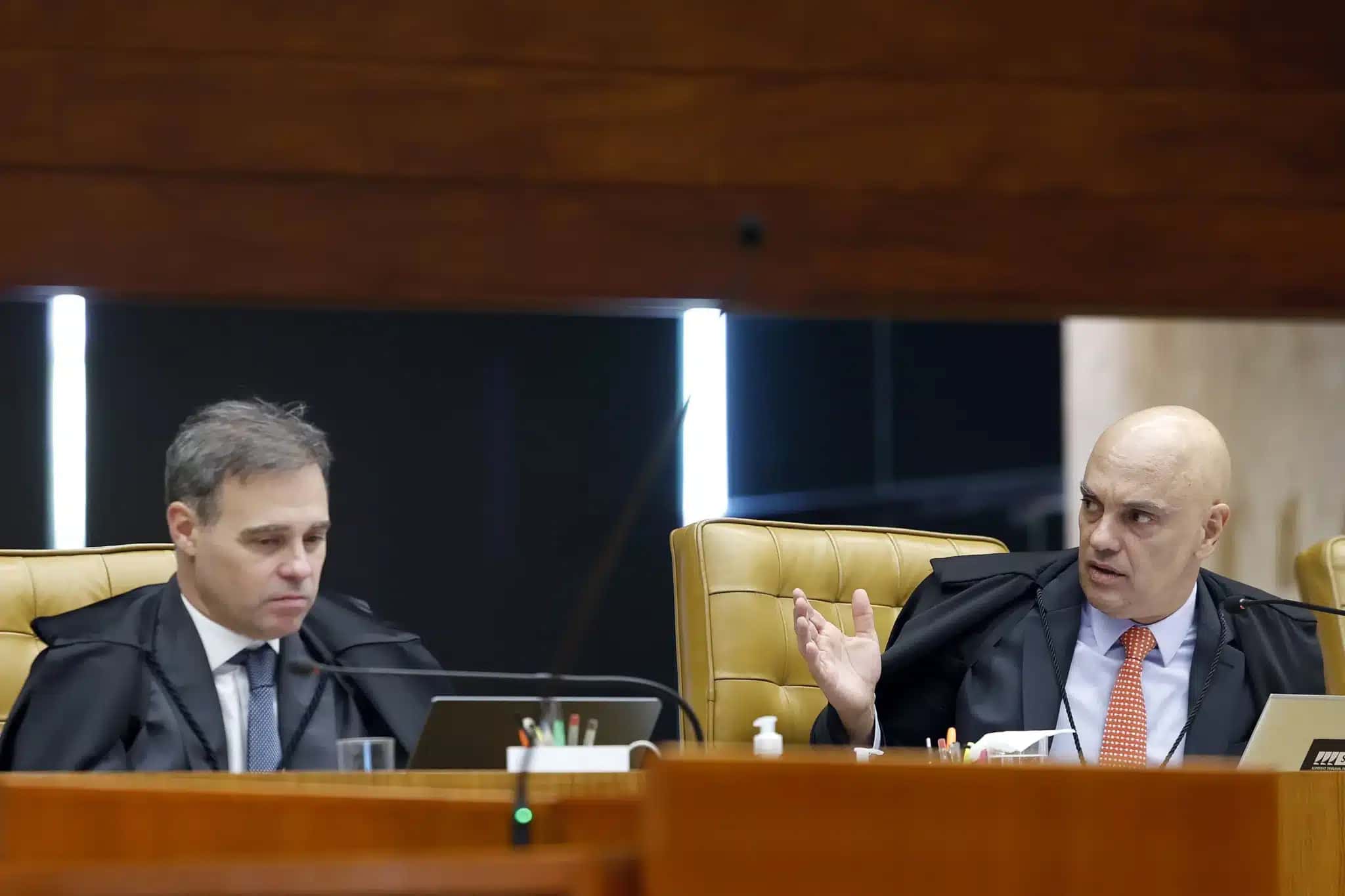 Os ministros André Mendonça e Alexandre de Moraes durante sessão plenária do STF