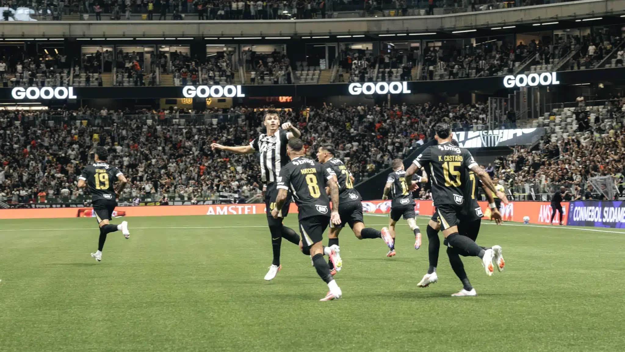 Jogadores do Atlético-MG comemoram o gol de Bernard aos 17 segundos da partida contra o Santos