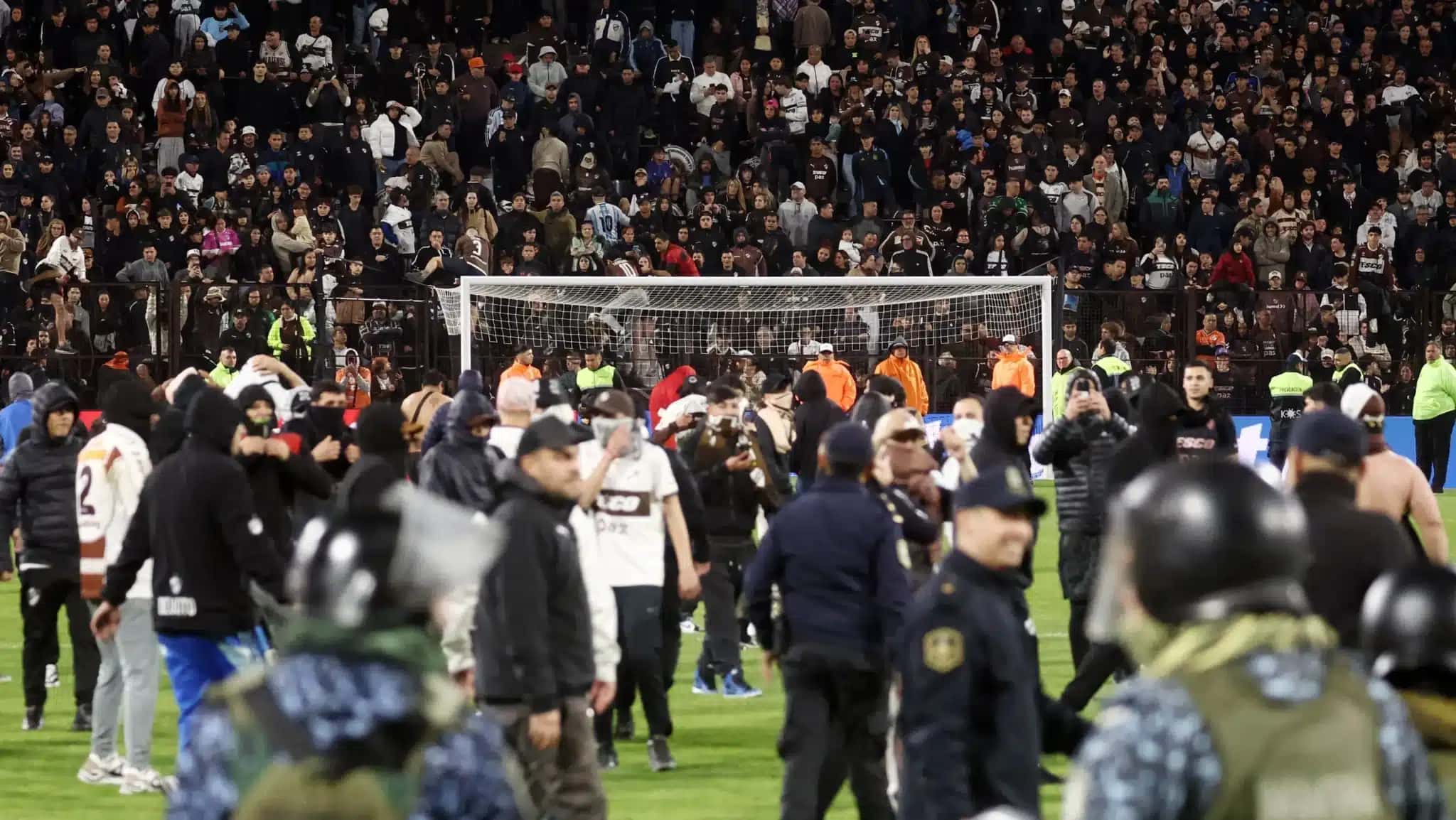 Torcedores do Platense invadem gramado e entram em confronto com a polícia após a eliminação para o Fluminense na Libertadores