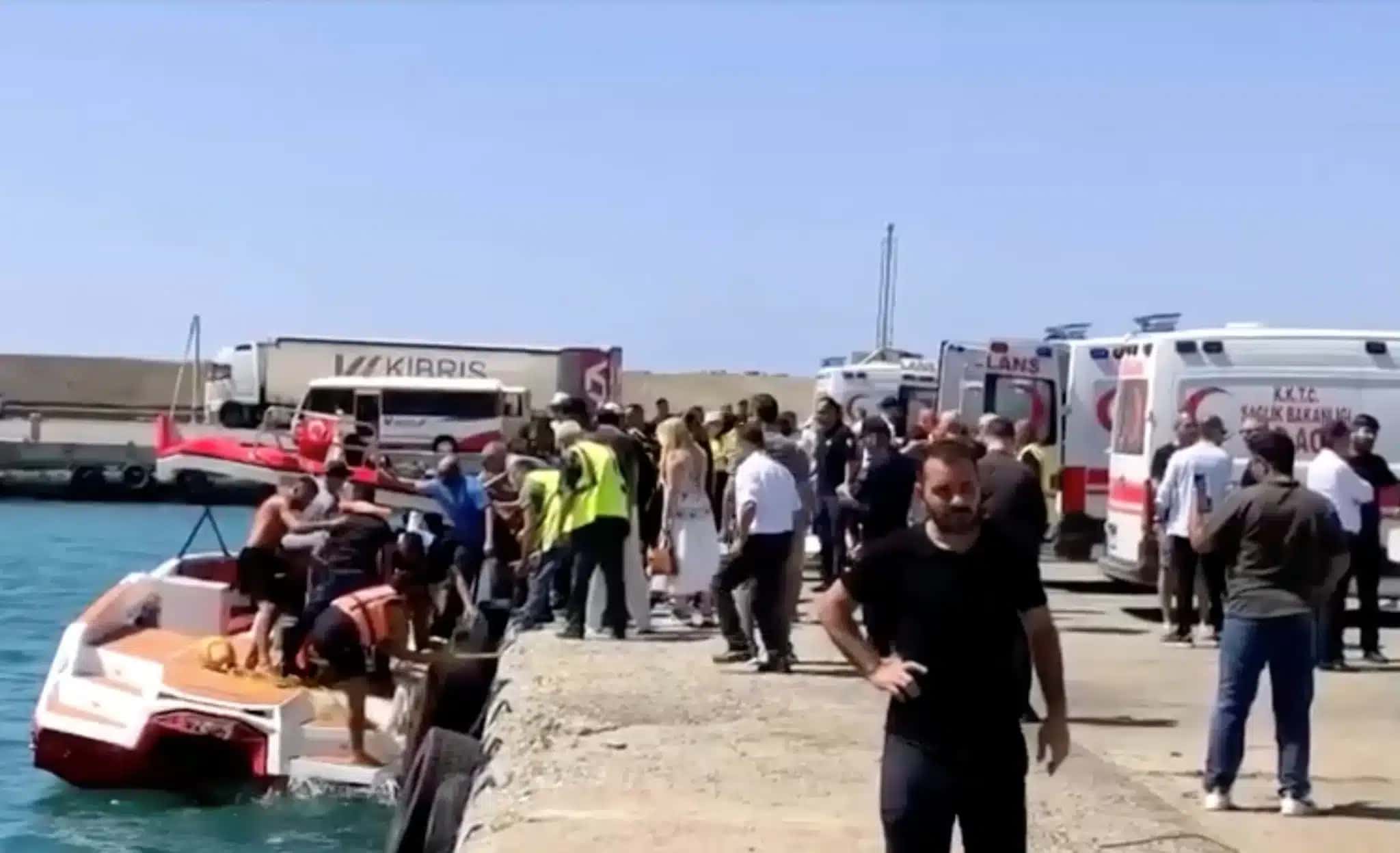 Barcos de resgate levam passageiros para a costa depois que um ferry virou no norte de Chipre 30 de agosto de 2026 Captura de tela retirada de um vídeo. REUTERS/Reuters TV