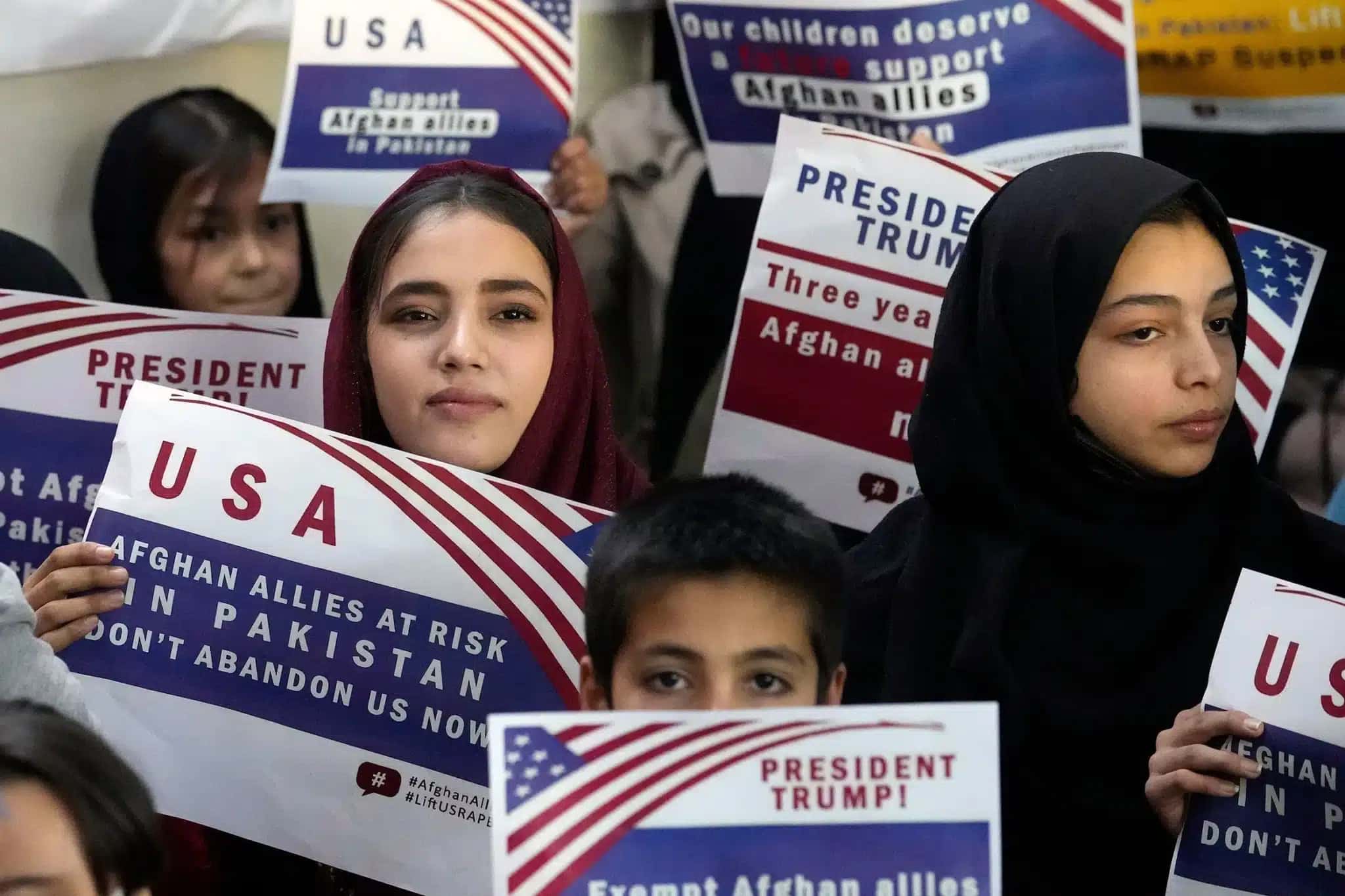 Refugiados afegãos participam de uma reunião em Islamabad, Paquistão, em 24 de janeiro, para discutir sua situação depois que o presidente Donald Trump suspendeu os programas de refugiados dos EUA