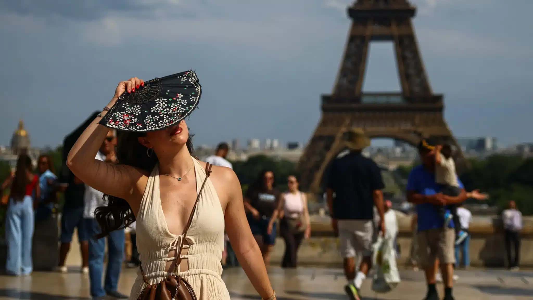 Mulher na Praça do Trocadéro, perto da Torre Eiffel, enquanto as temperaturas sobem em Paris durante uma segunda onda de calor que afeta grande parte da França