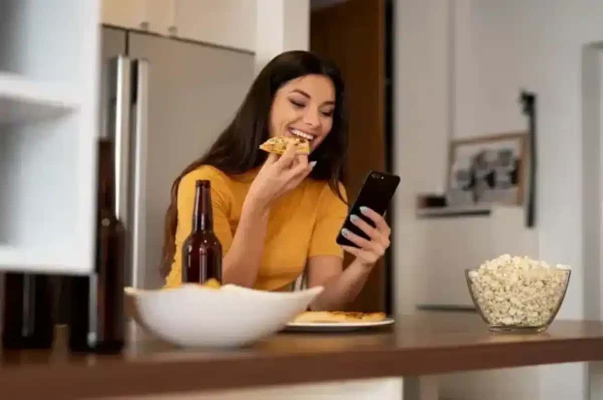 Comer mexendo no celular pode impactar digestão; entenda