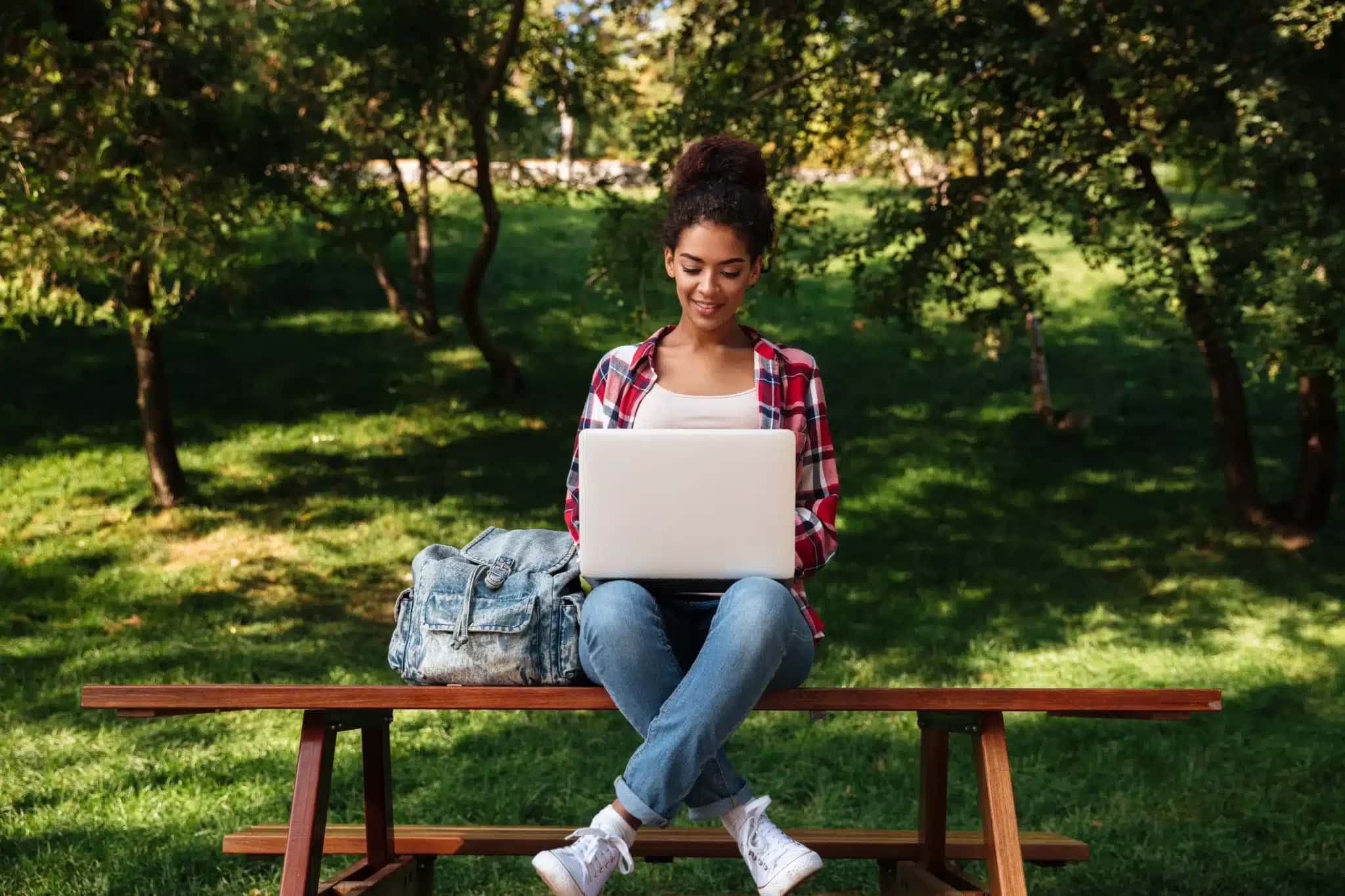 Representação de estudante brasileira no exterior usando a conta global do Inter.