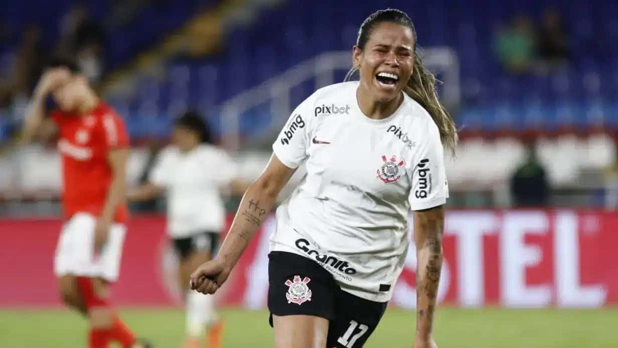 Vic Albuquerque comemora o gol do Corinthians que levou a semifinal para os pênaltis