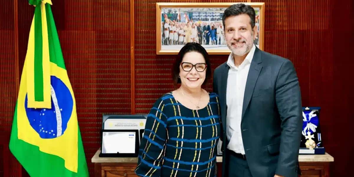 Denise Pires de Carvalho ao lado do ministro da Educação, Leonardo Barchini
