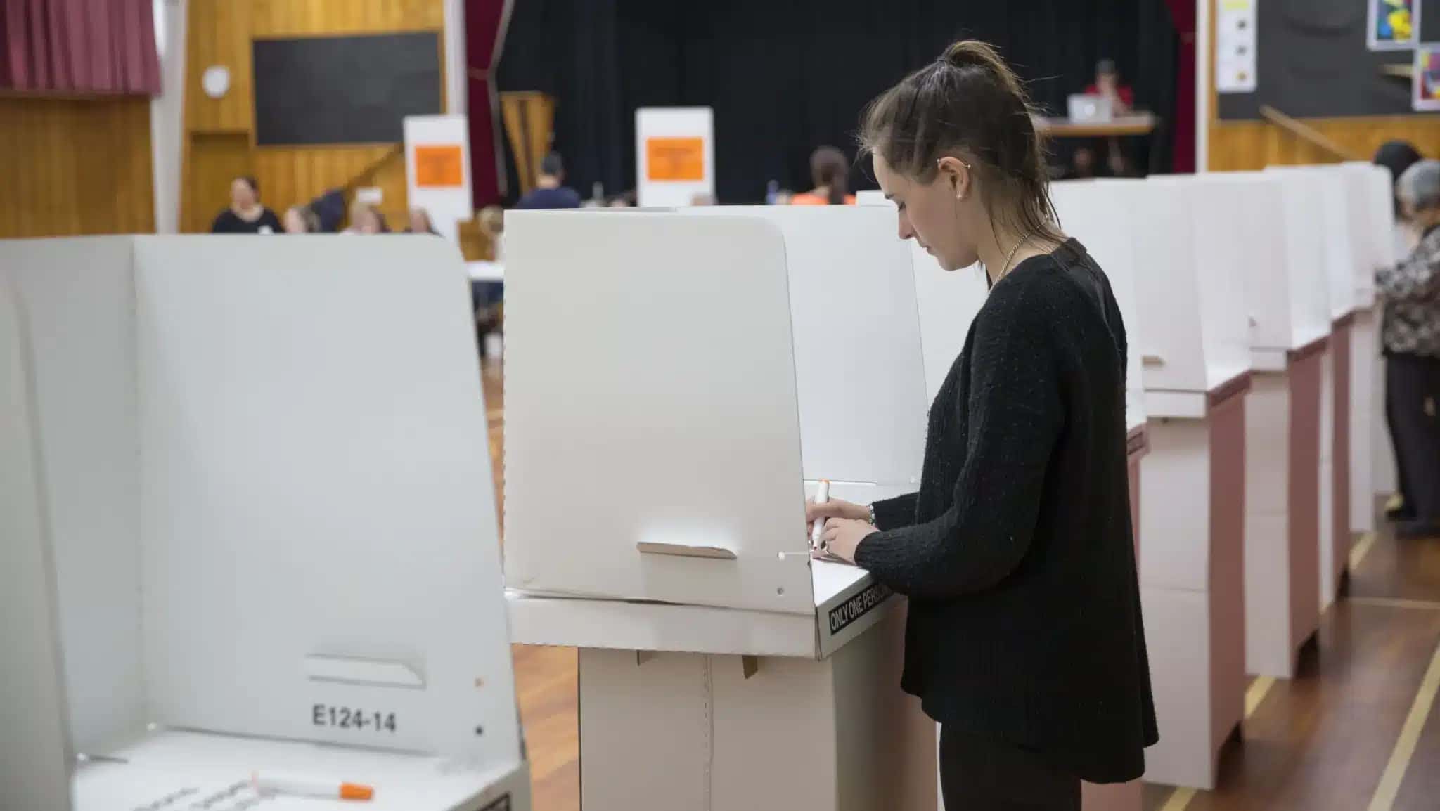 Eleitora vota na Nova Zelândia