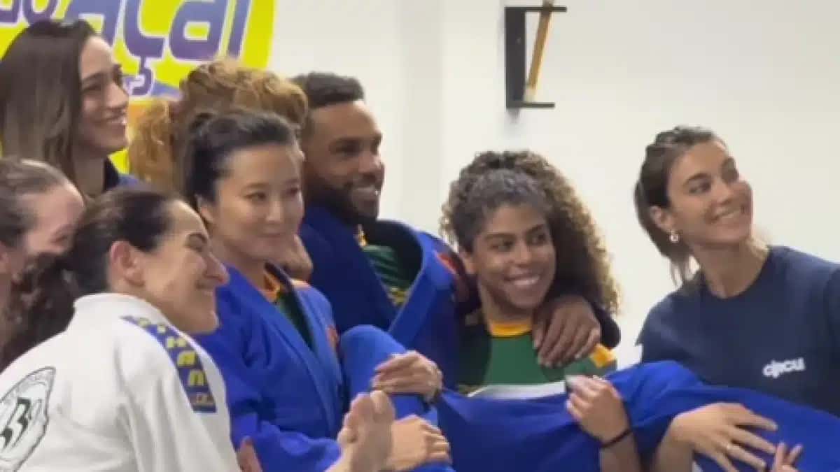 Atores de “Emily em Paris” são vistos em aula de jiu-jitsu em São Paulo