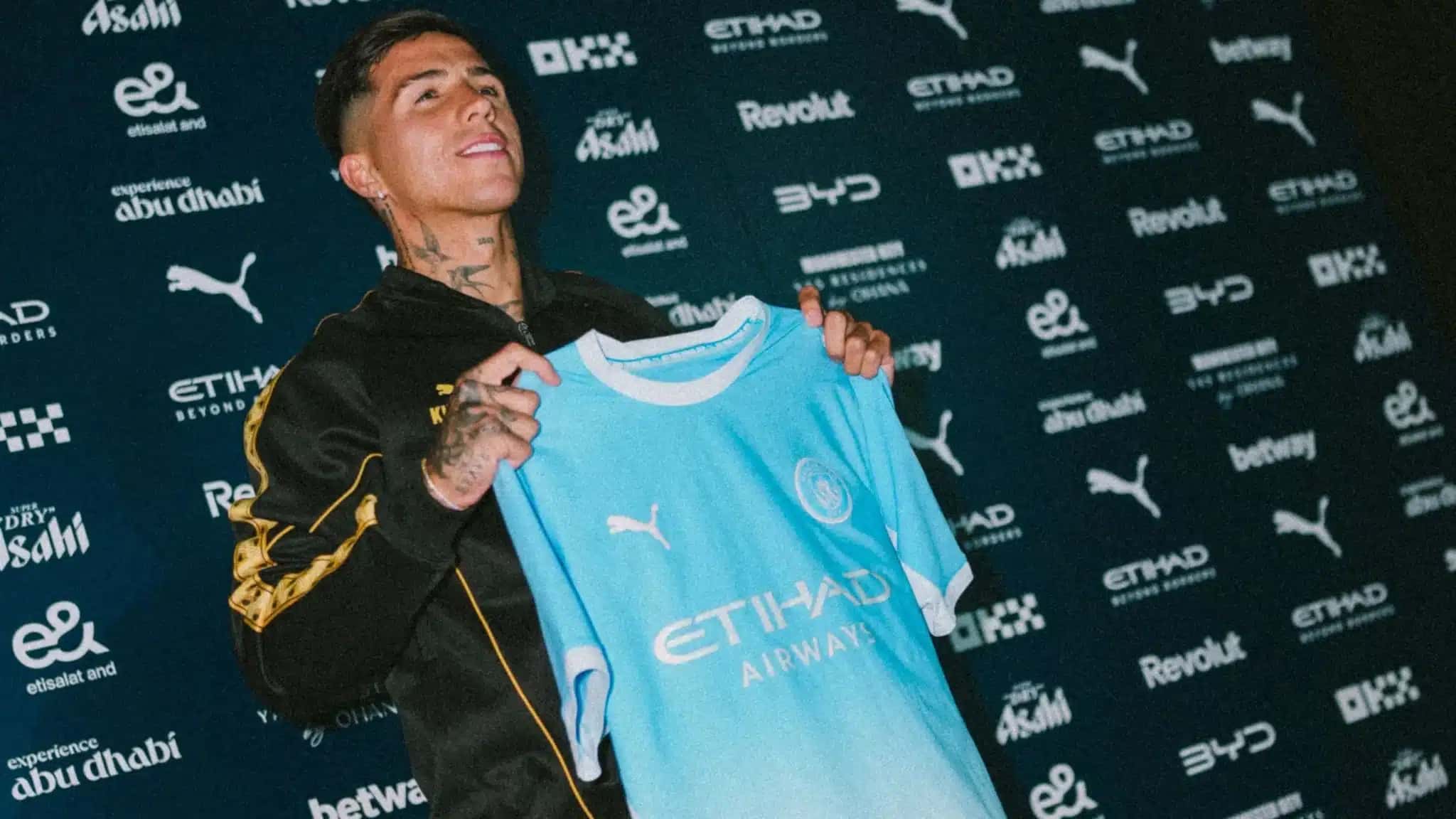 Enzo Fernández, ex-Chelsea, com a camisa de seu novo clube, o Manchester City