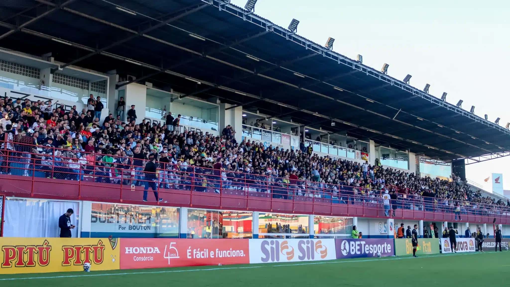 Estádio Augusto Bauer, ou Arena Simon, casa do Brusque