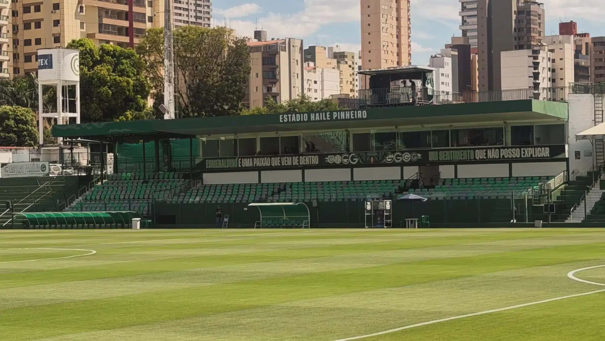 Estádio Hailé Pinheiro, mais conhecido como Estádio da Serrinha, casa do Goiás