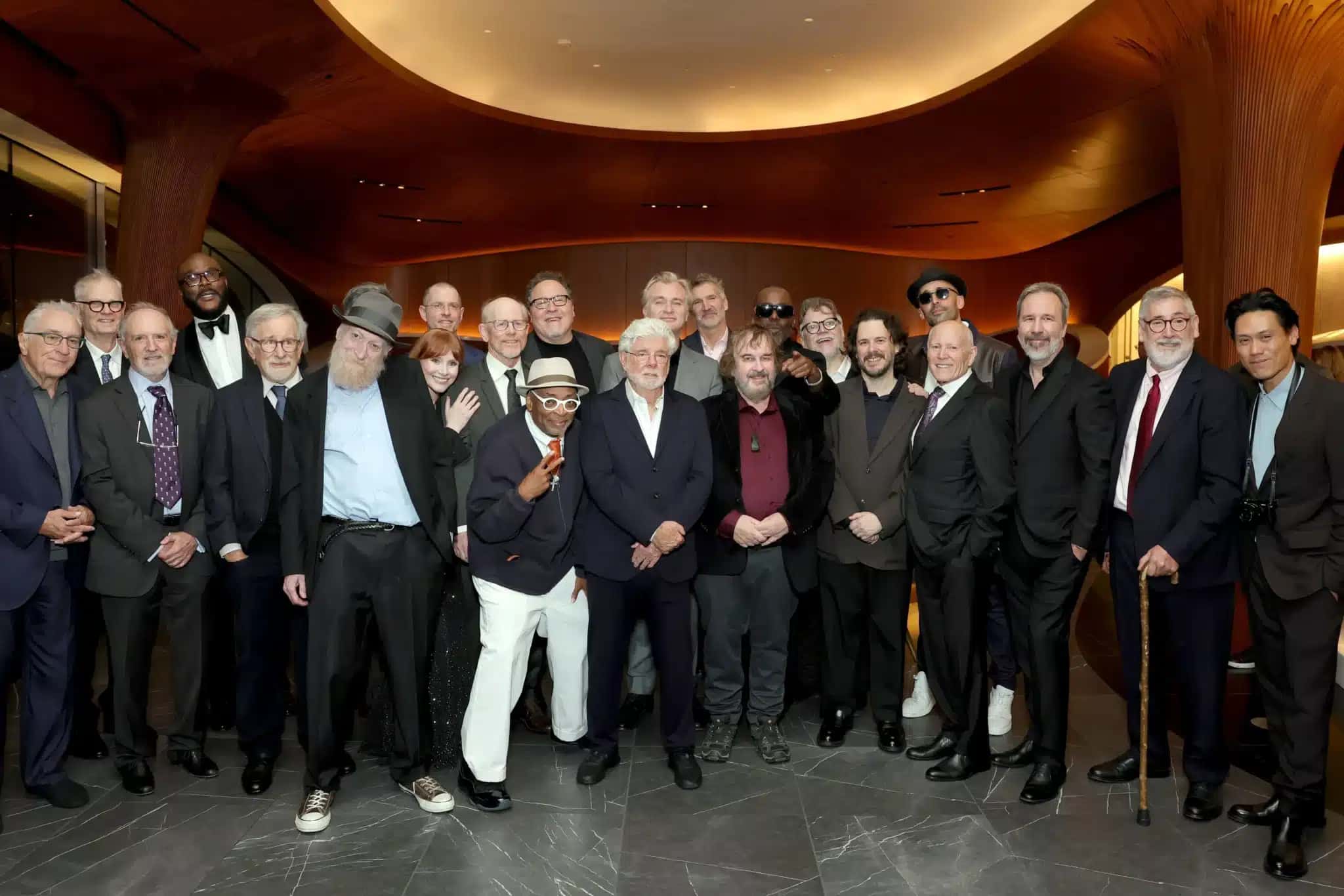 Robert De Niro, Matthew Robbins, Caleb Deschanel, Tyler Perry, Steven Spielberg, Frank Miller, Bryce Dallas Howard, Nathan Fielder, Ron Howard, D. B. Weiss, Spike Lee, Jon Favreau, George Lucas, Founder, LMNA,, Christopher Nolan, David Benioff, Peter Jackson, Lee Daniels, Guillermo del Toro, Edgar Wright, John Landis, Frank Marshall, Jon M. Chu, JR e Denis Villeneuve comparecem à noite de inauguração do Lucas Museum of Narrative Art, em Los Angeles