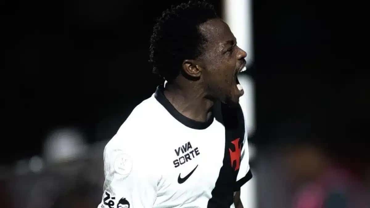 Andrés Gómez comemora golaço do Vasco sobre o Vitória na Copa do Brasil