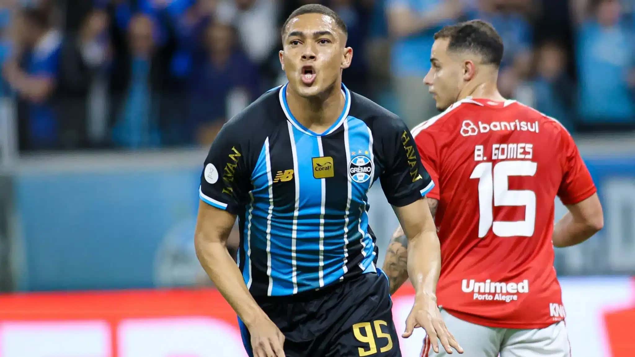 Carlos Vinícius, do Grêmio, comemora um dos gols que marcou no GreNal das quartas de final da Copa do Brasil