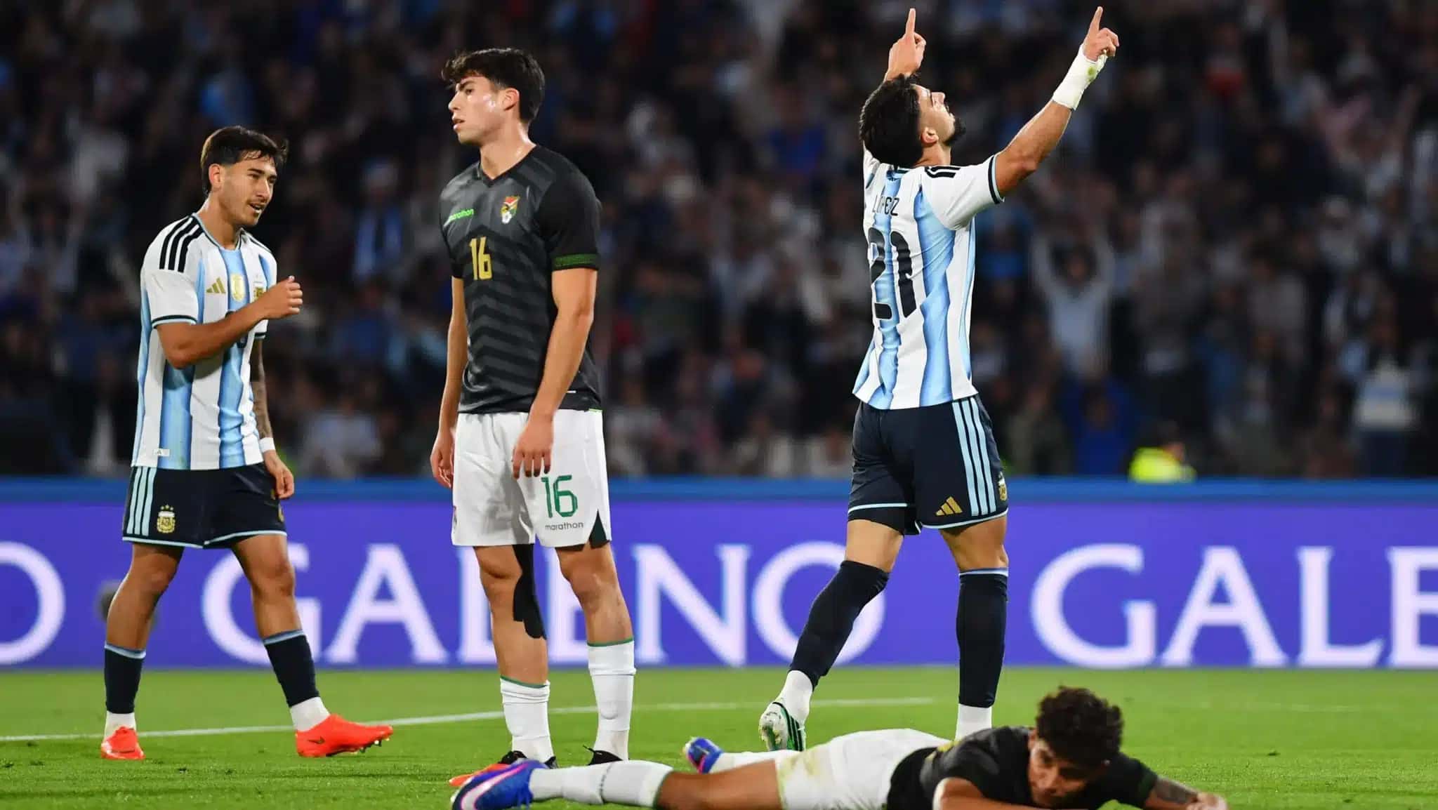 Flaco López comemora o gol que marcou em Argentina 4 x 0 Bolívia