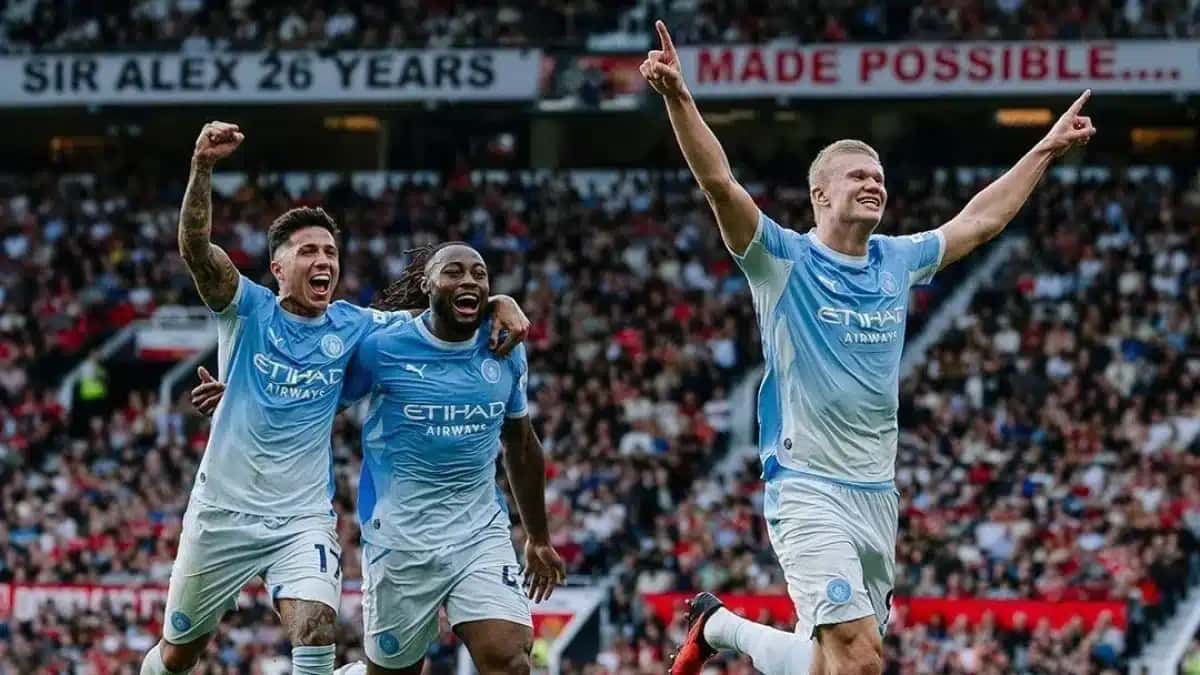 Haaland comemora gol no clássico entre Manchester City e Manchester United pela Premier League