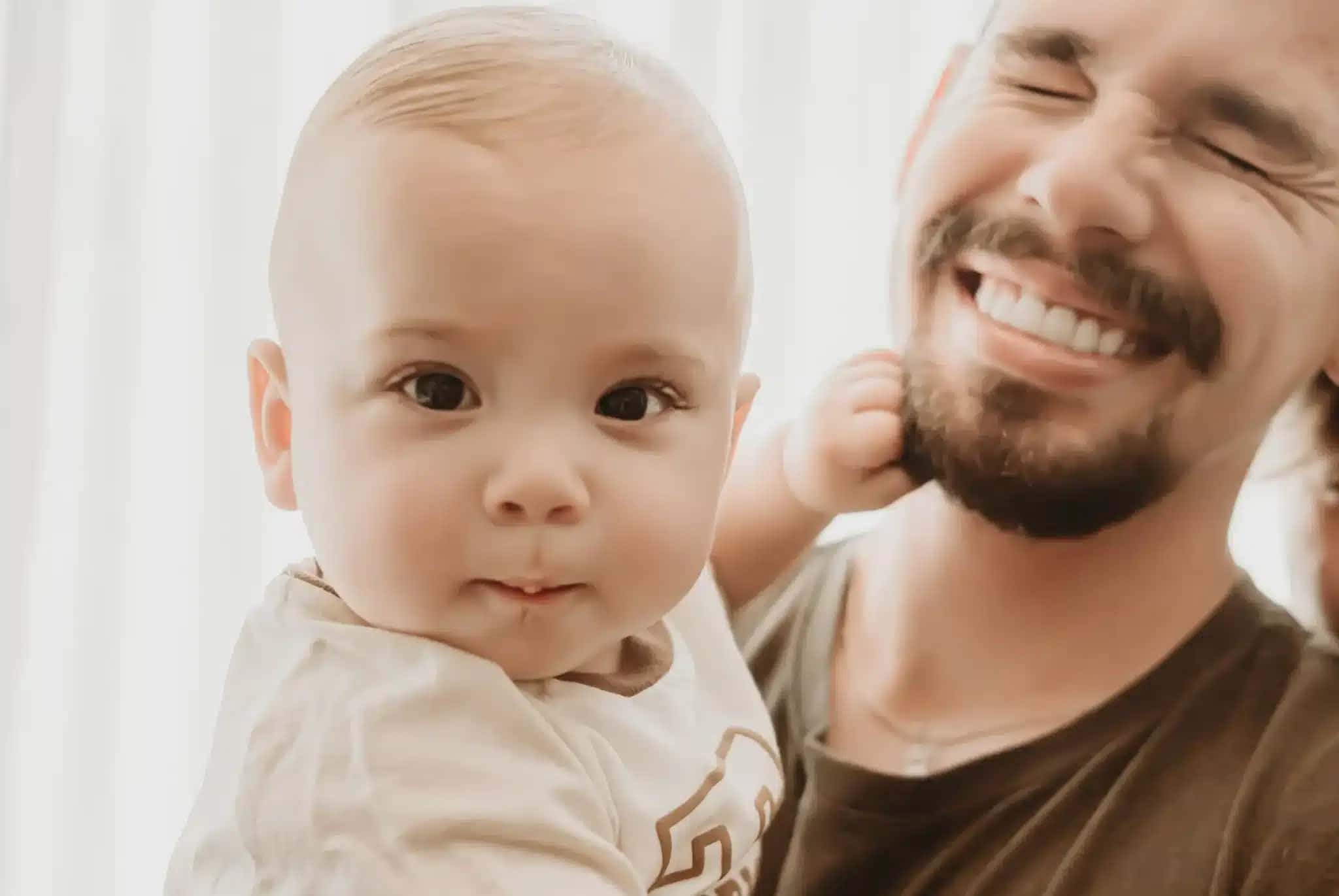 Viúvo mostra novas fotos de Arhtur, filho de Isabel Veloso