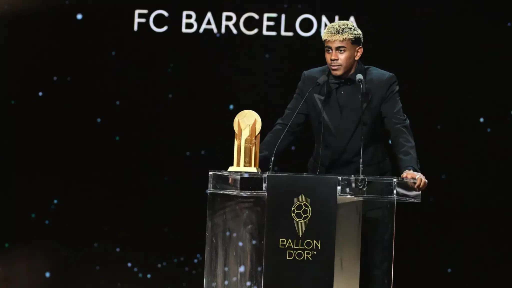 Lamine Yamal discursando com o Troféu Kopa da Bola de Ouro de 2025
