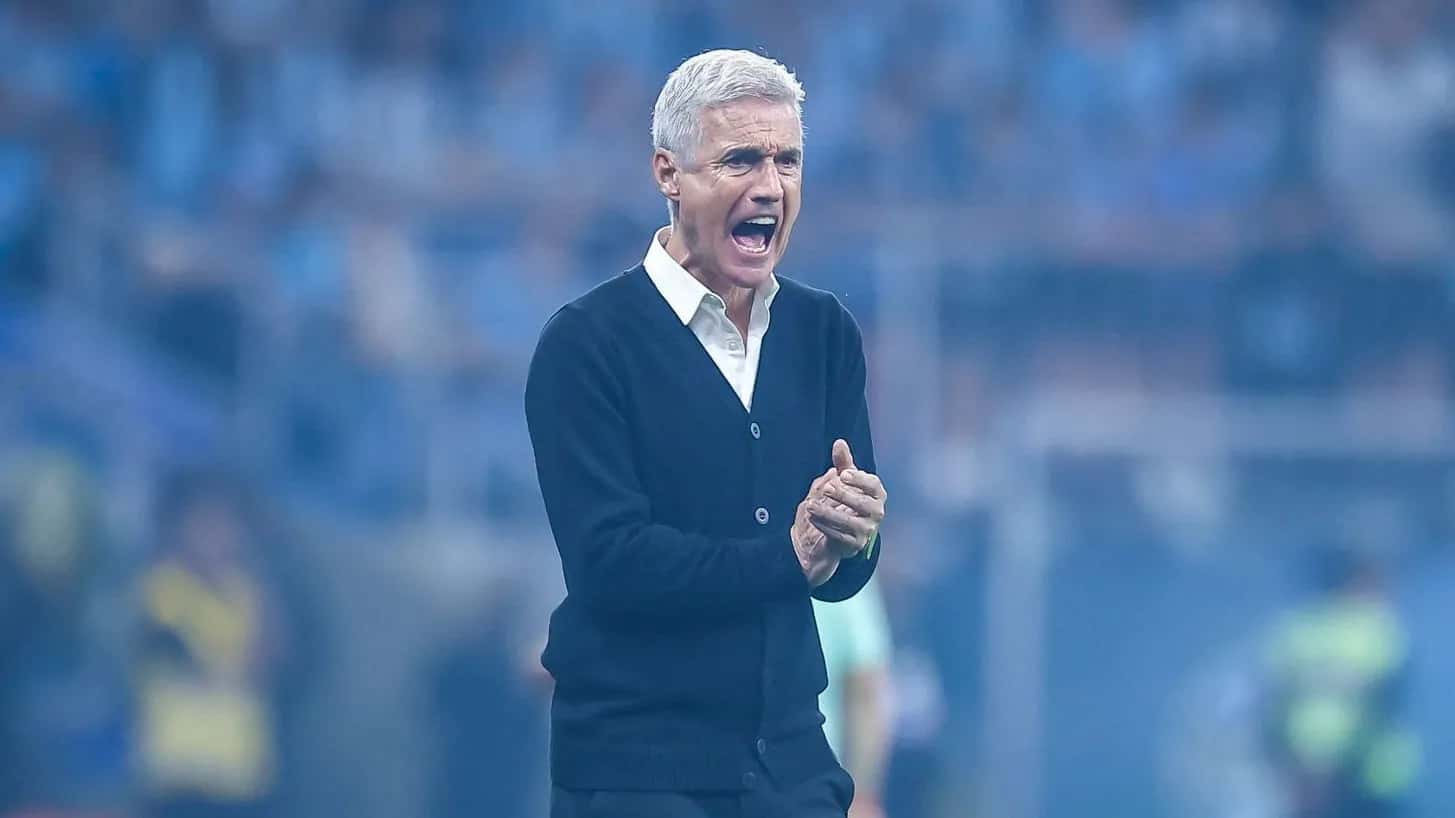 Luís Castro durante a vitória do Grêmio sobre o Mirassol