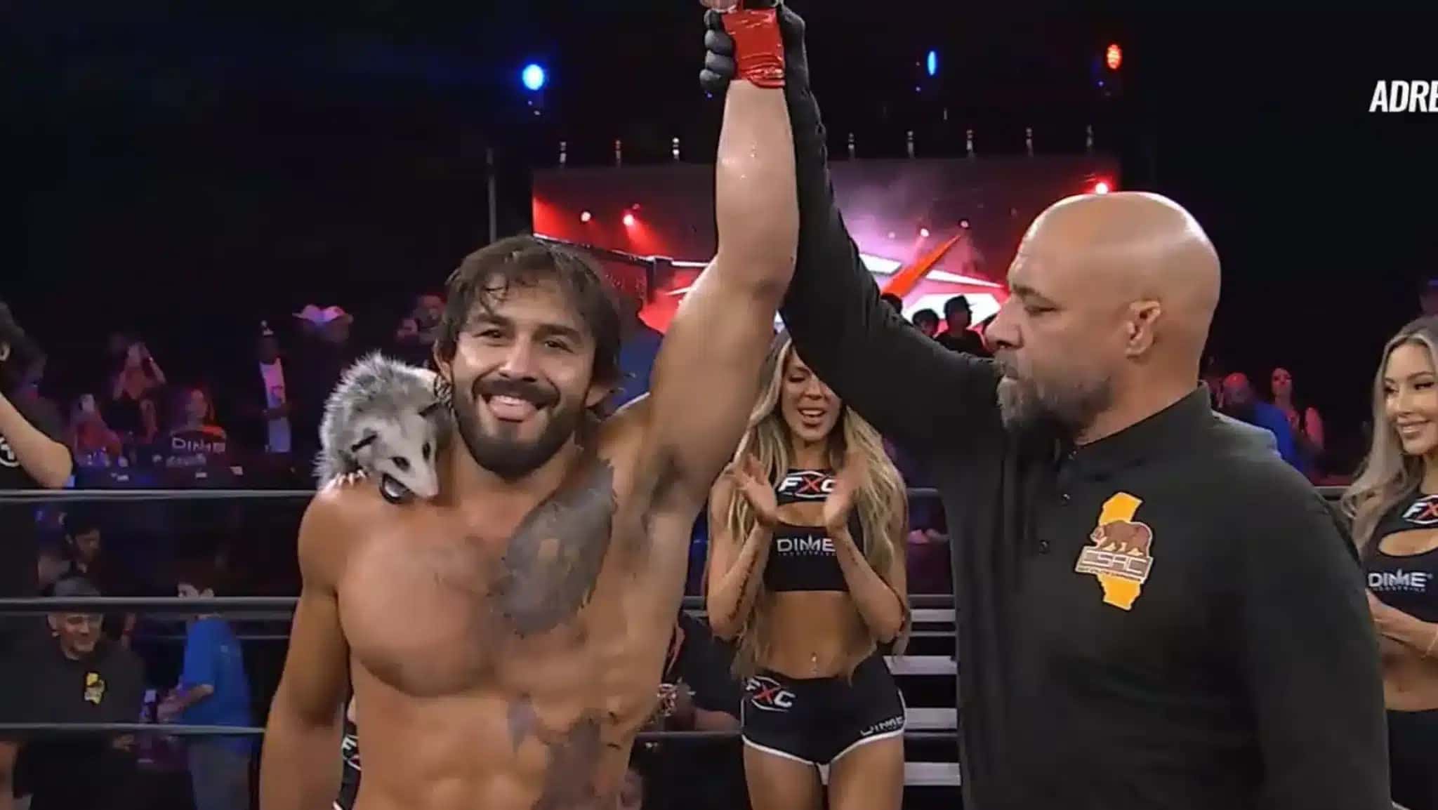 Lutador de MMA Kohl Laren comemora vitória com gambá de estimação no ombro