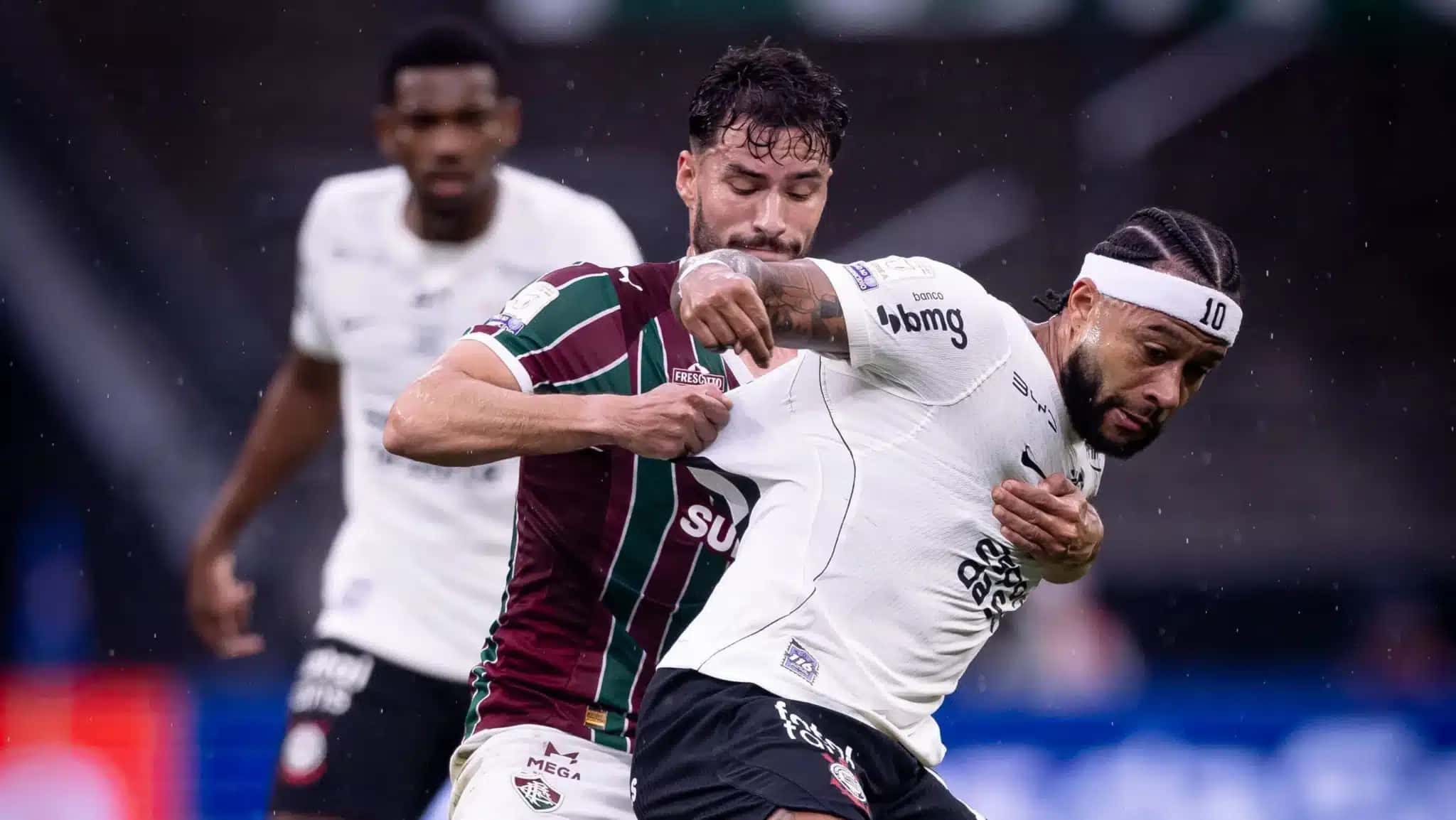 Memphis, craque do Corinthians, disputa a bola com adversário do Fluminense