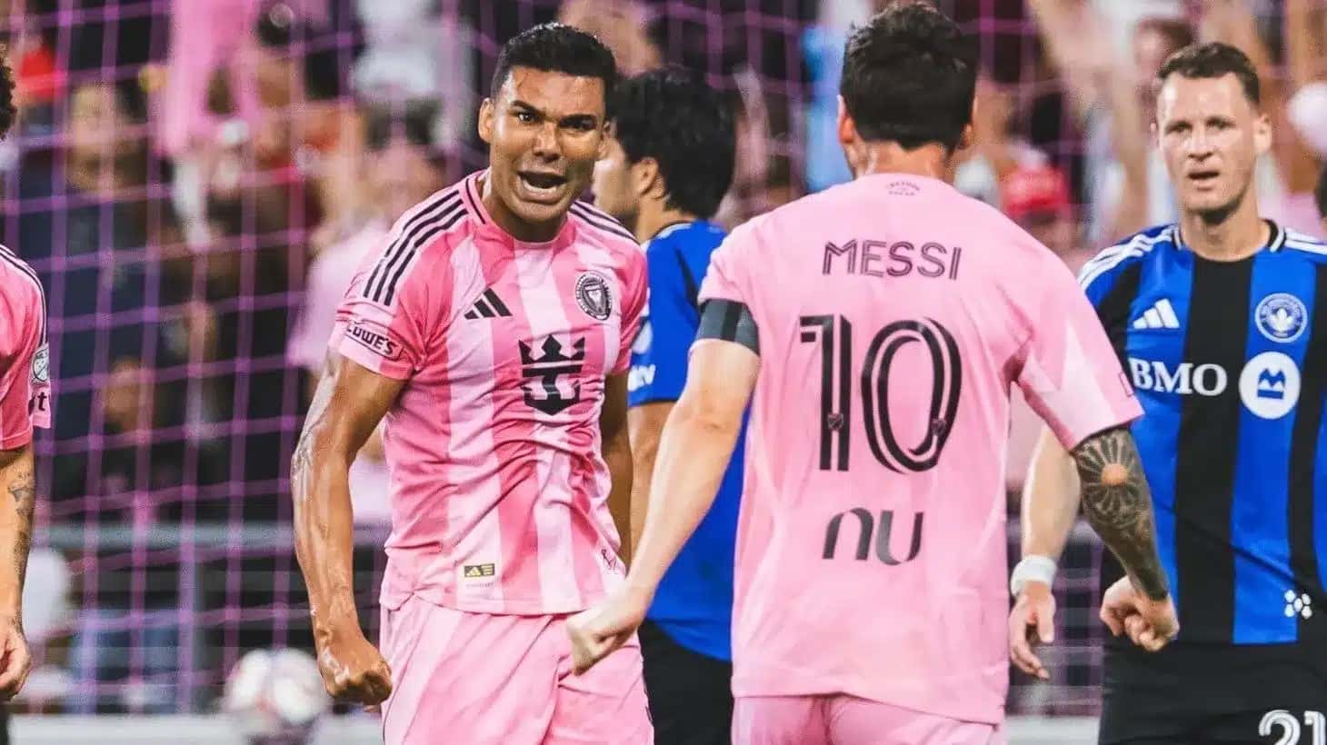Messi comemora com Casemiro um dos gols do Inter Miami na goleada por 7 a 1 sobre o Montréal