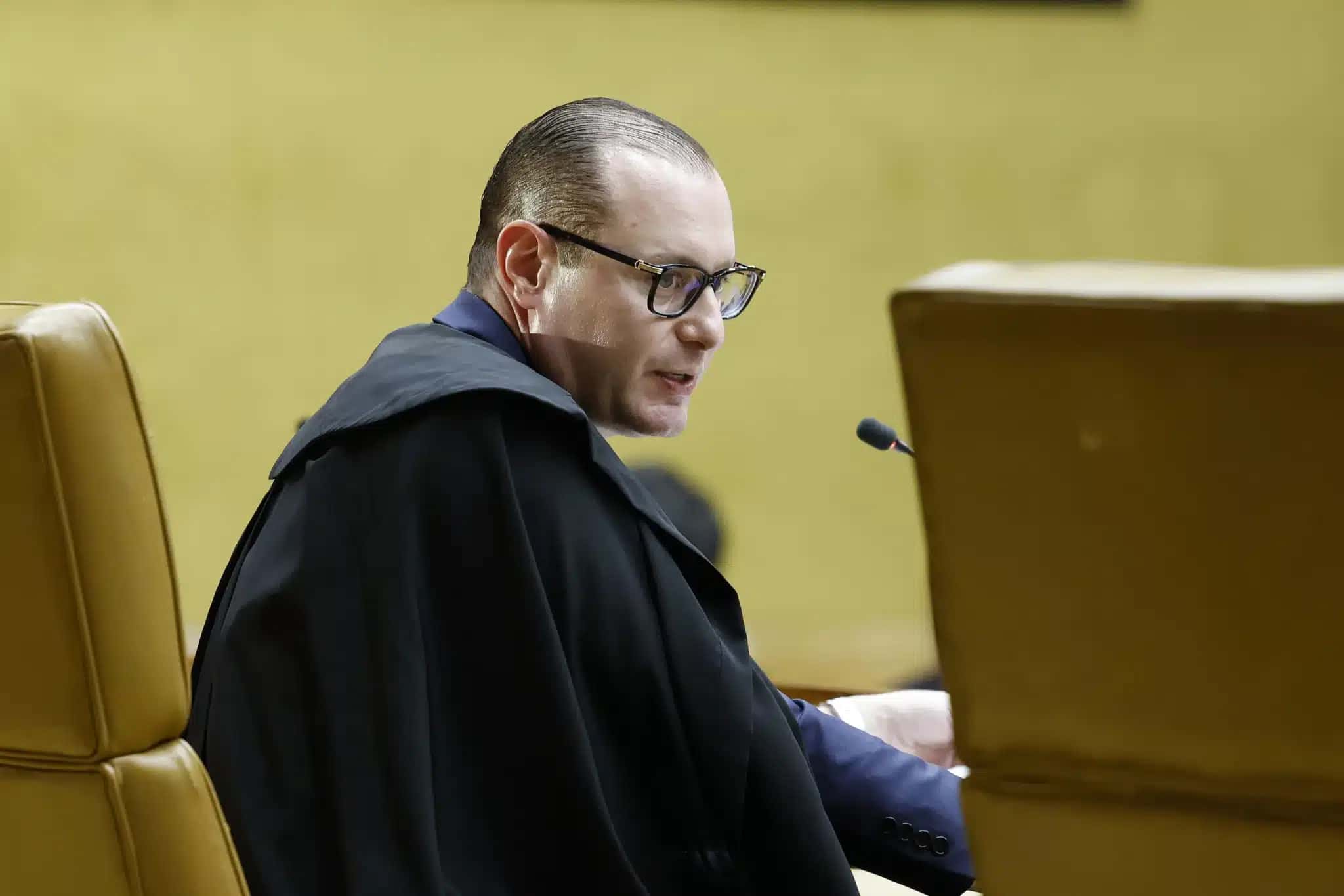 O ministro Cristiano Zanin em sessão plenária do STF