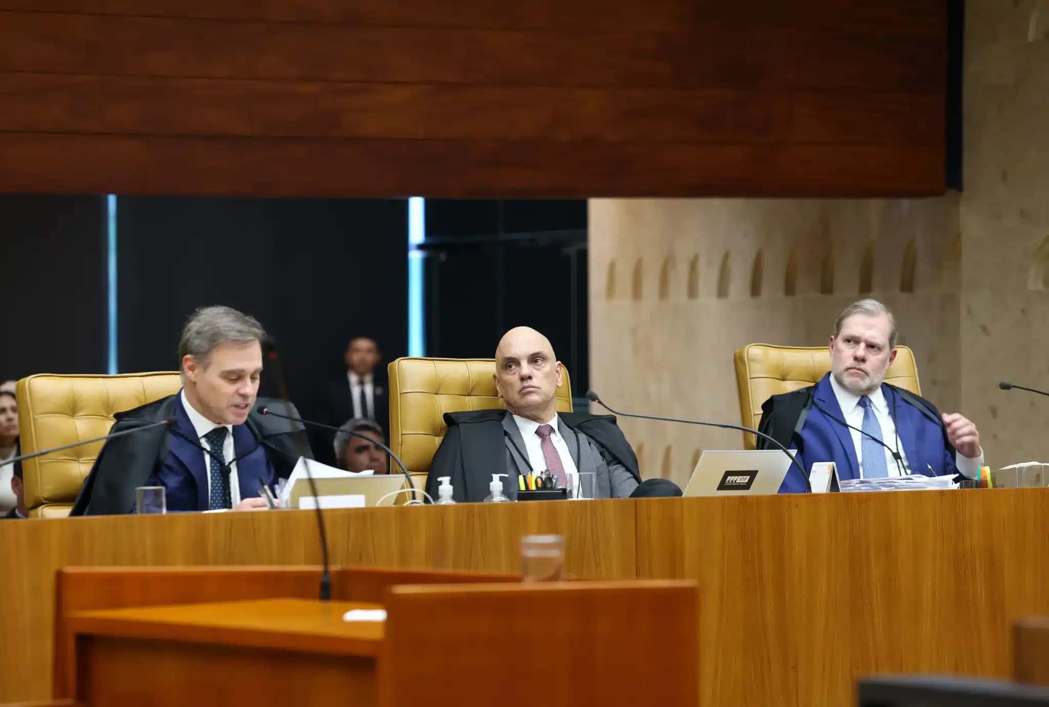 Os ministros André Mendonça, Alexandre de Moraes e Dias Toffoli durante sessão plenária no STF