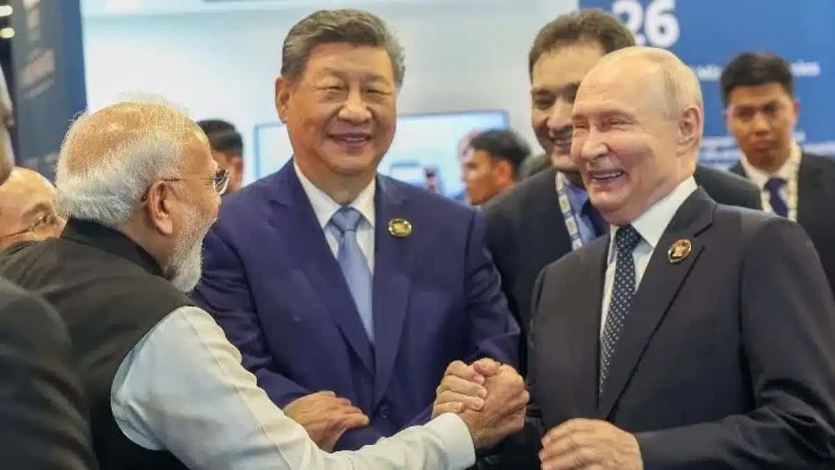 Primeiro-ministro da Índia, Narendra Modi, presidente da China, Xi Jinping, e o presidente da Rússia, Vladimir Putin, em Nova Délhi