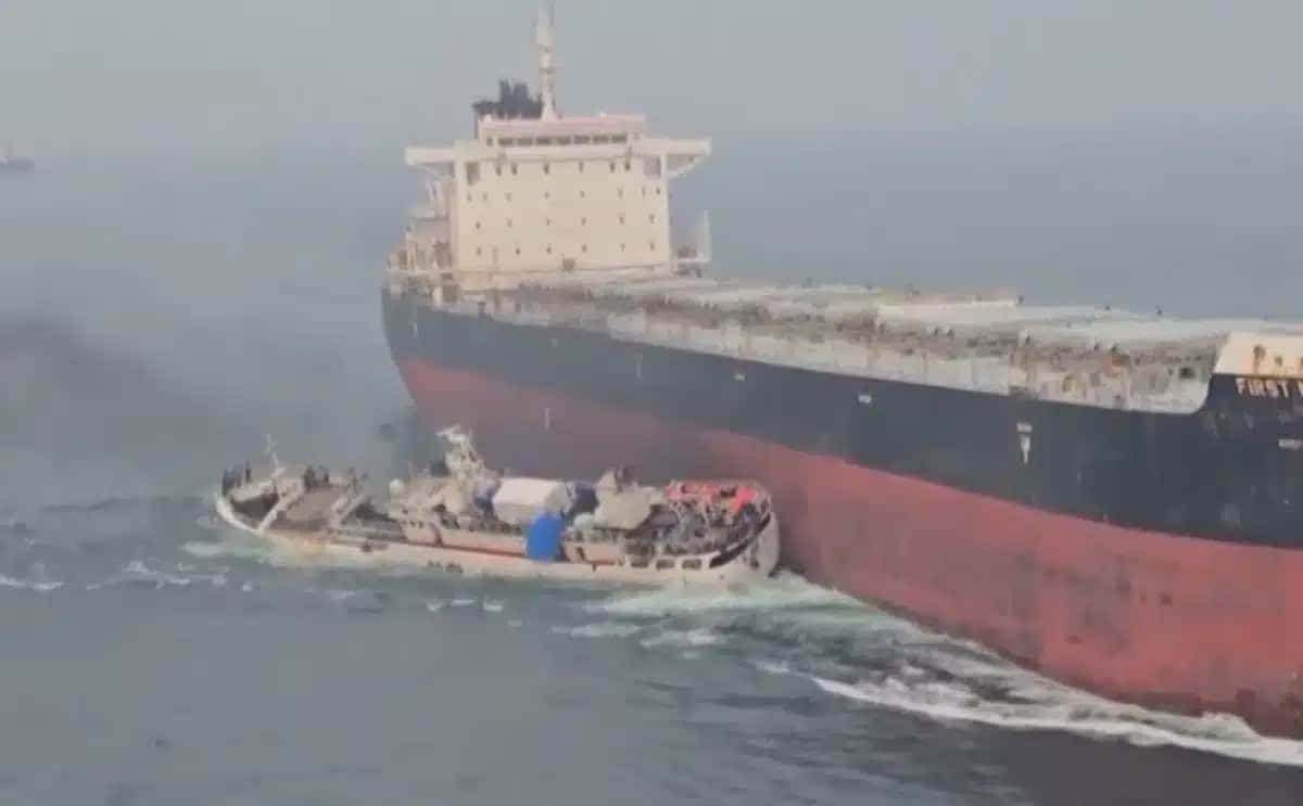 Imagens feitas por testemunhas mostram um barco de pesca inclinando-se bruscamente após uma colisão com um navio de carga de 229 metros em uma das rotas de navegação mais movimentadas do mundo