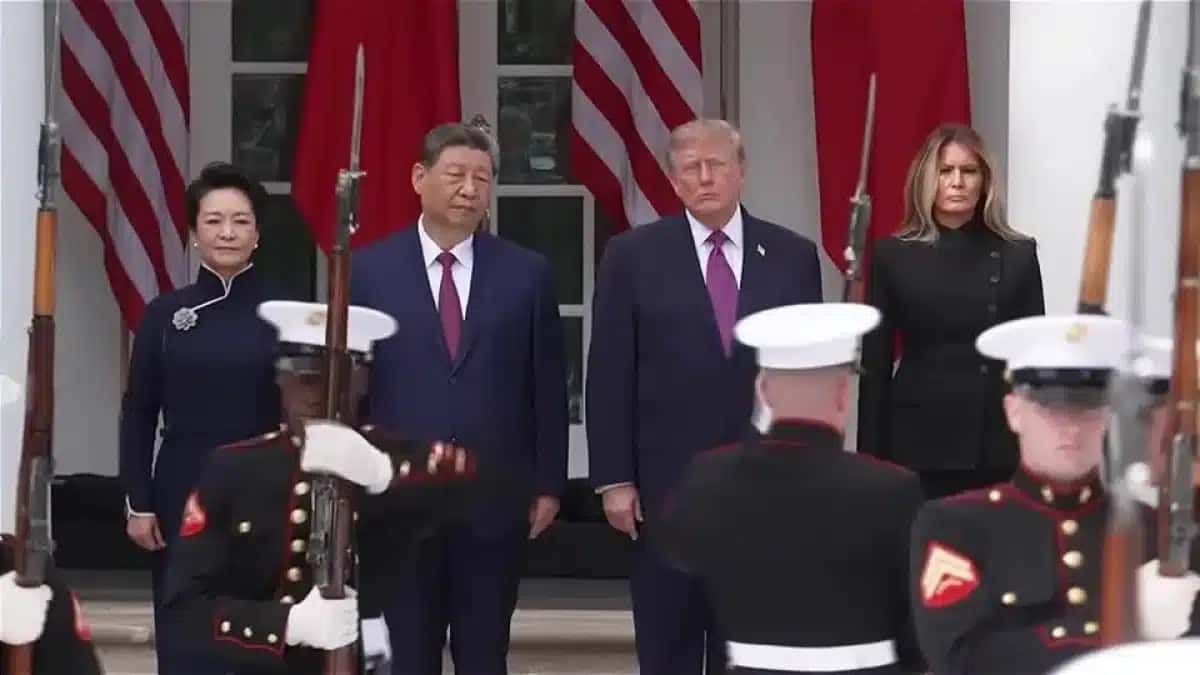 Xi Jinping, presidente da China, e Donald Trump, presidente dos Estados Unidos, participam de cerimônia militar na Casa Branca