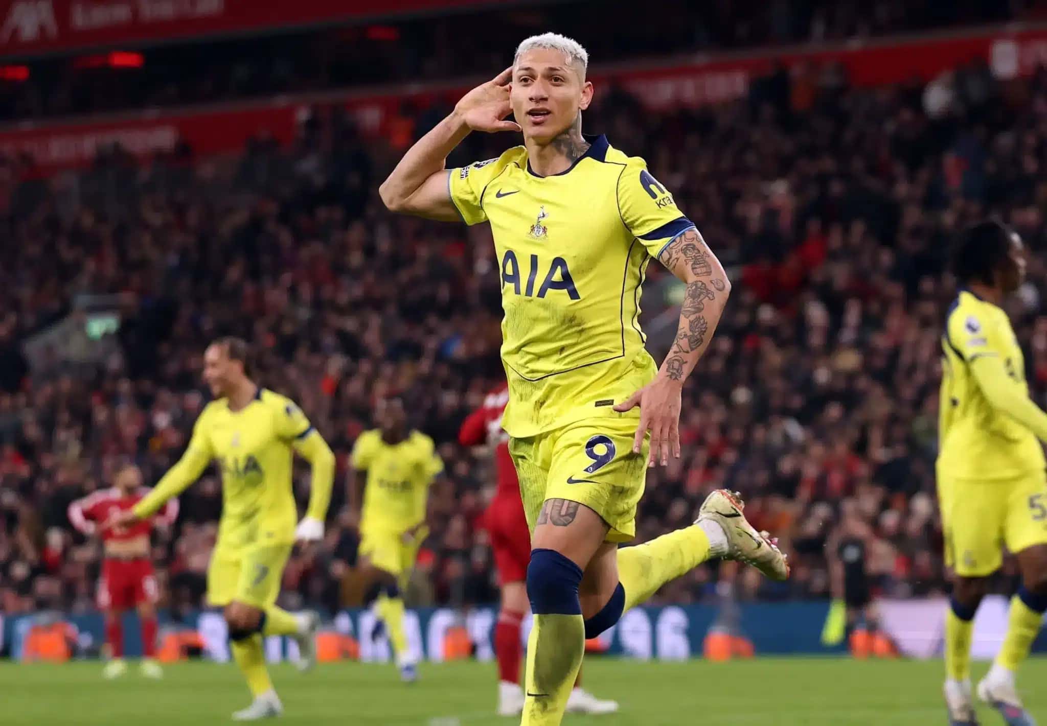 Richarlison comemora gol do Tottenham