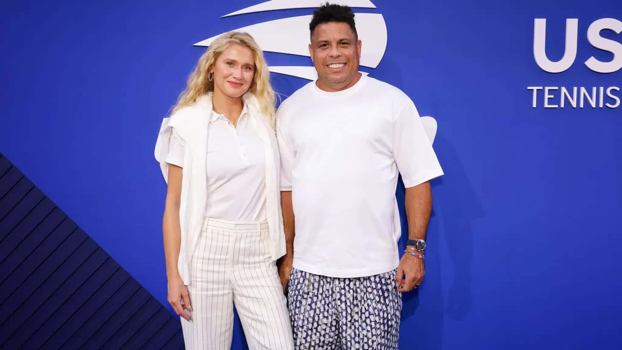 Ronaldo posa para foto com a esposa, Celina Locks, na chegada ao US Open