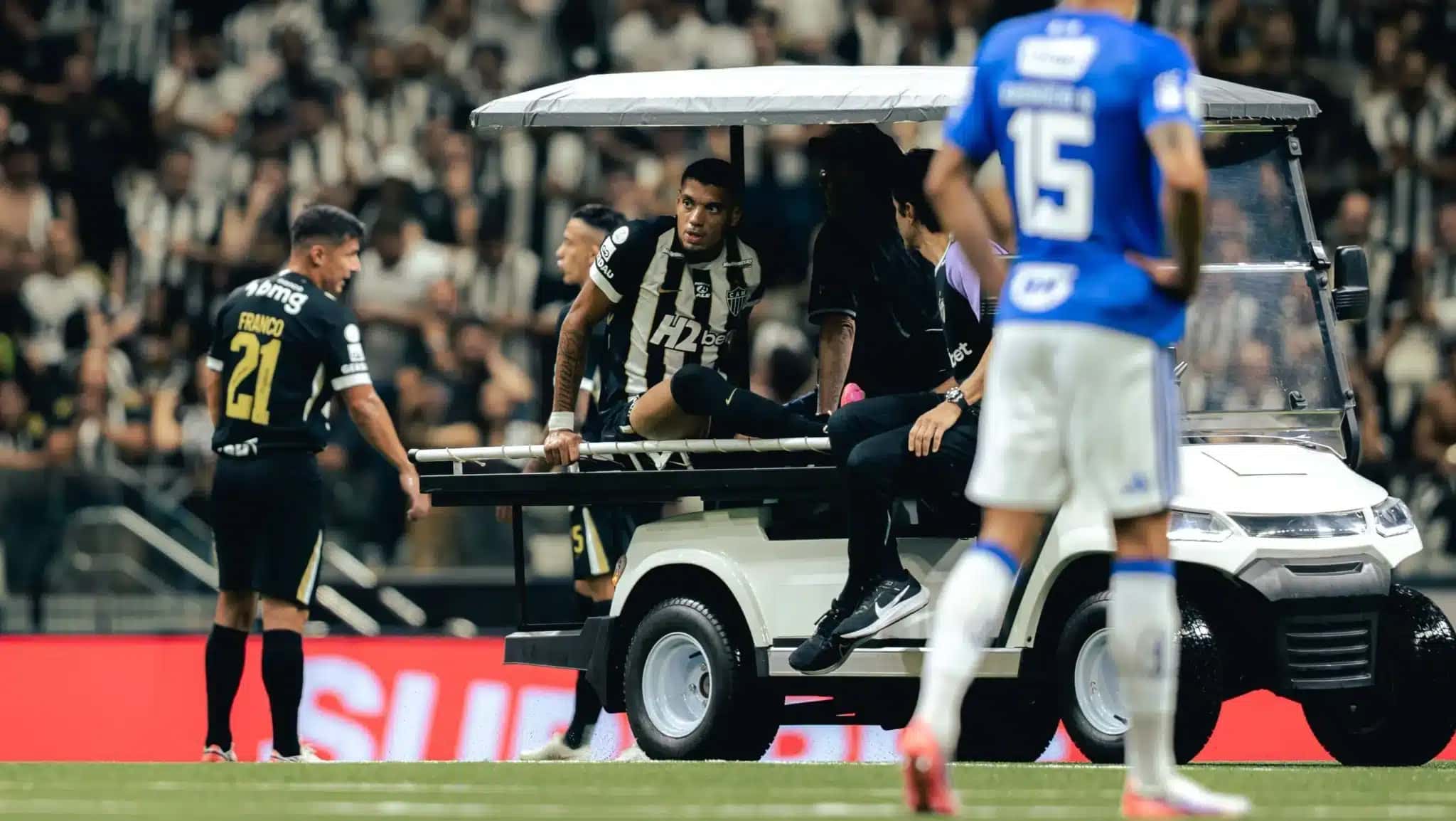 Ruan Tressoldi sente lesão e é substituído em Atlético-MG x Cruzeiro