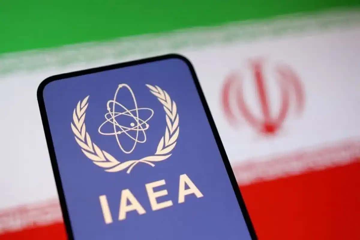 Ilustração com bandeira do Irã e logo da Agência Internacional de Energia Atômica