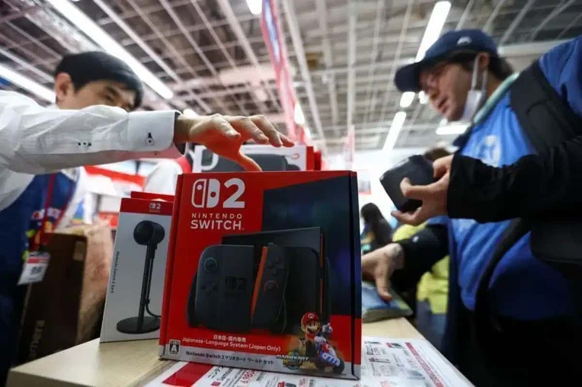Homem compra um Nintendo Switch 2 em Tóquio