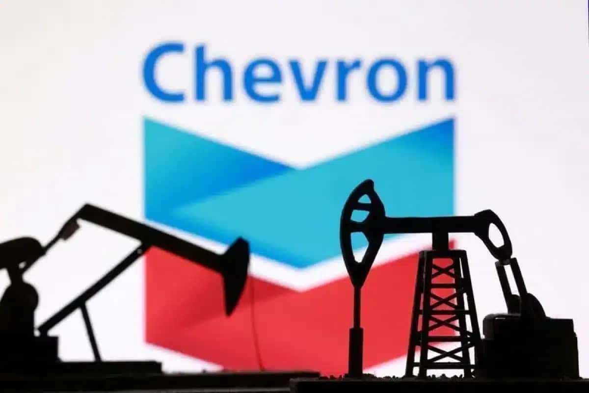 Ilustração de bomba de petróleo e o logotipo da Chevron
