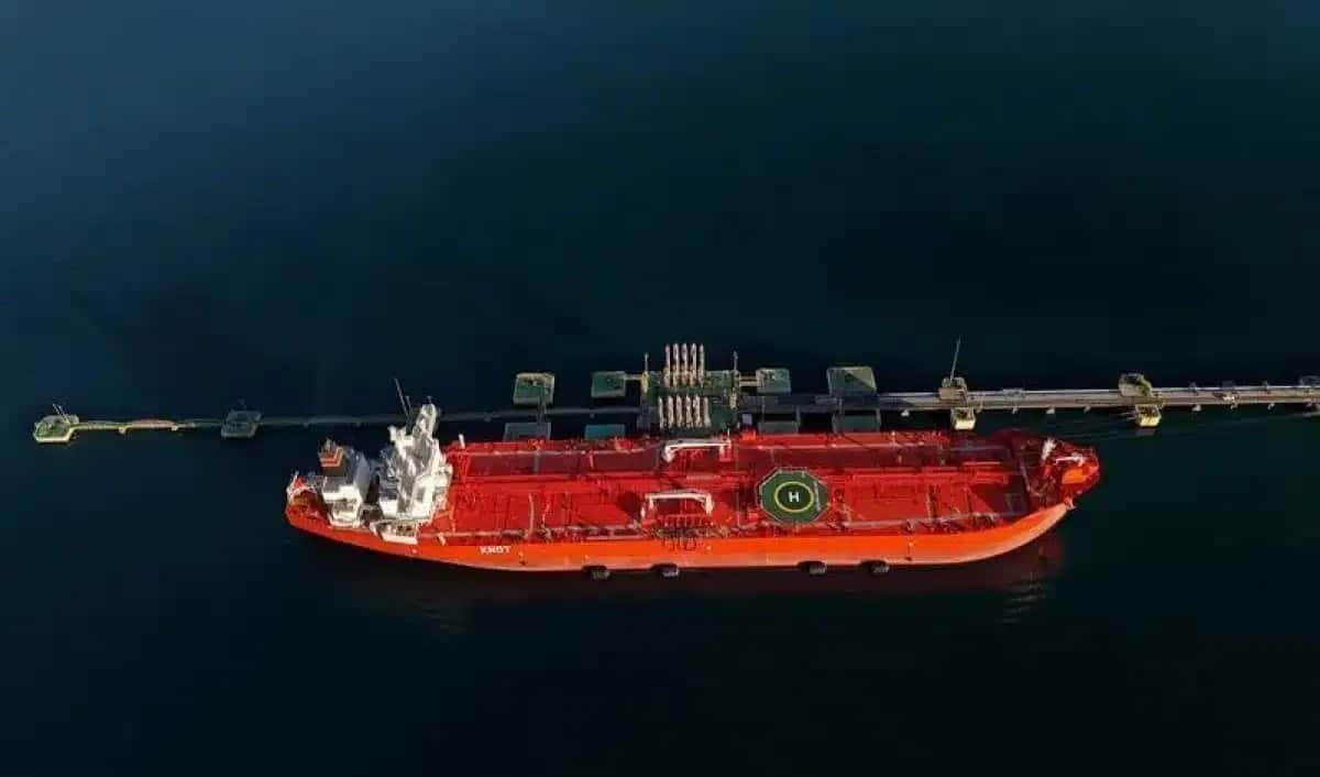 Imagem captada por drone mostra um petroleiro no terminal de distribuição da Petrobras em São Sebastião
