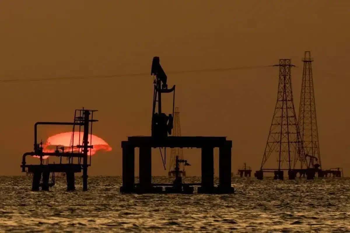 Plataformas de petróleo e bombas de extração no Lago Maracaibo, em Cabimas, Venezuela, em 26 de janeiro de 2026