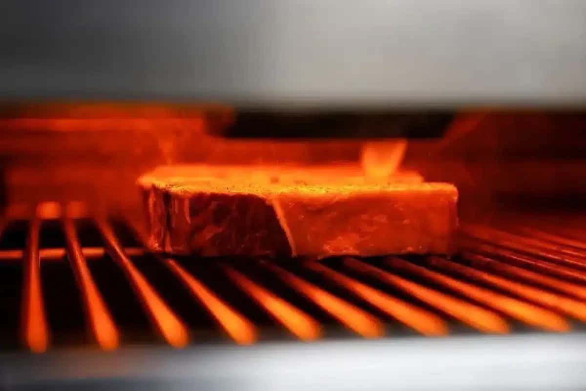 Bifes são preparados na cozinha do restaurante Wolfgang’s Steakhouse, em Pequim