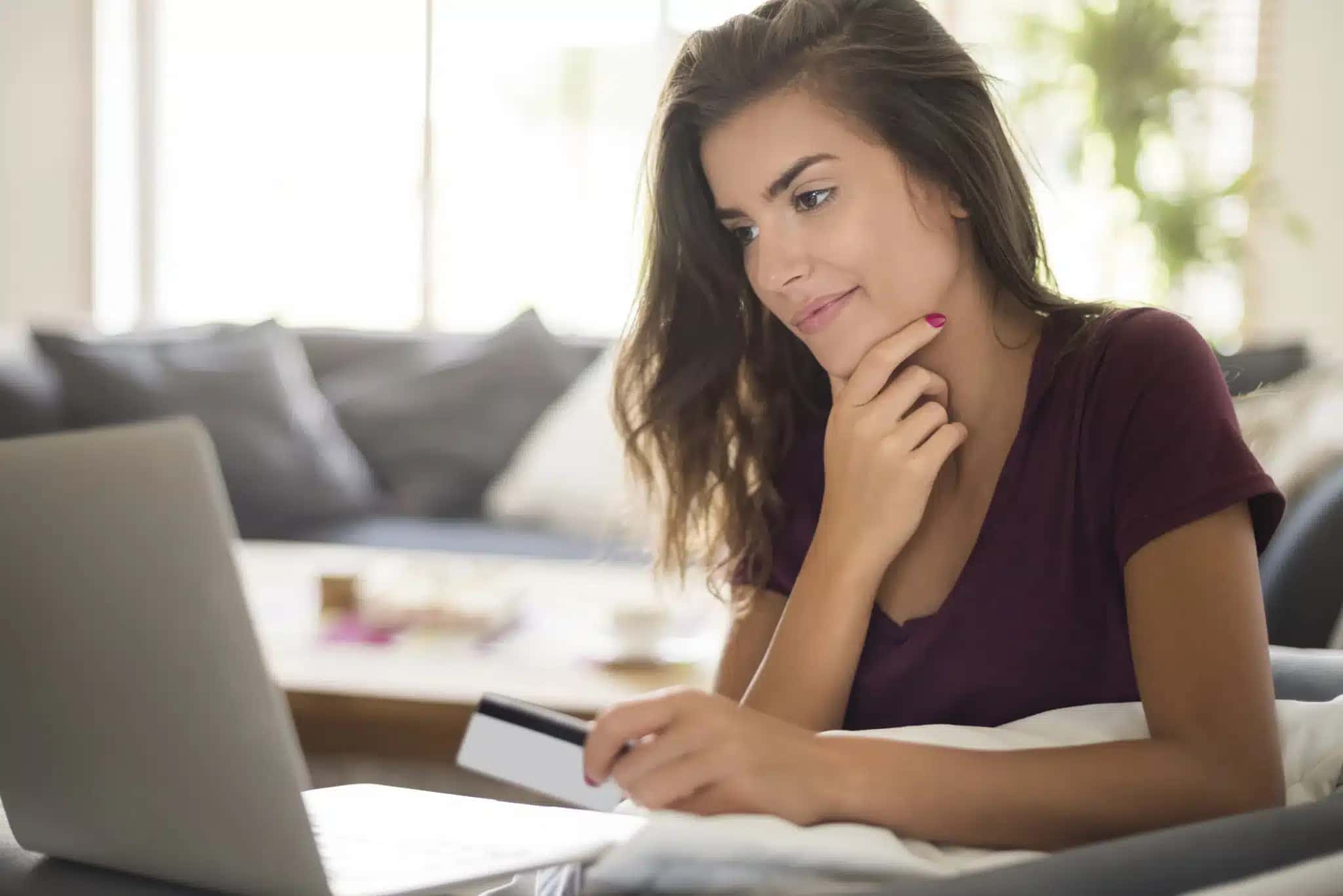 Representação de pessoa renegociando dívidas online.