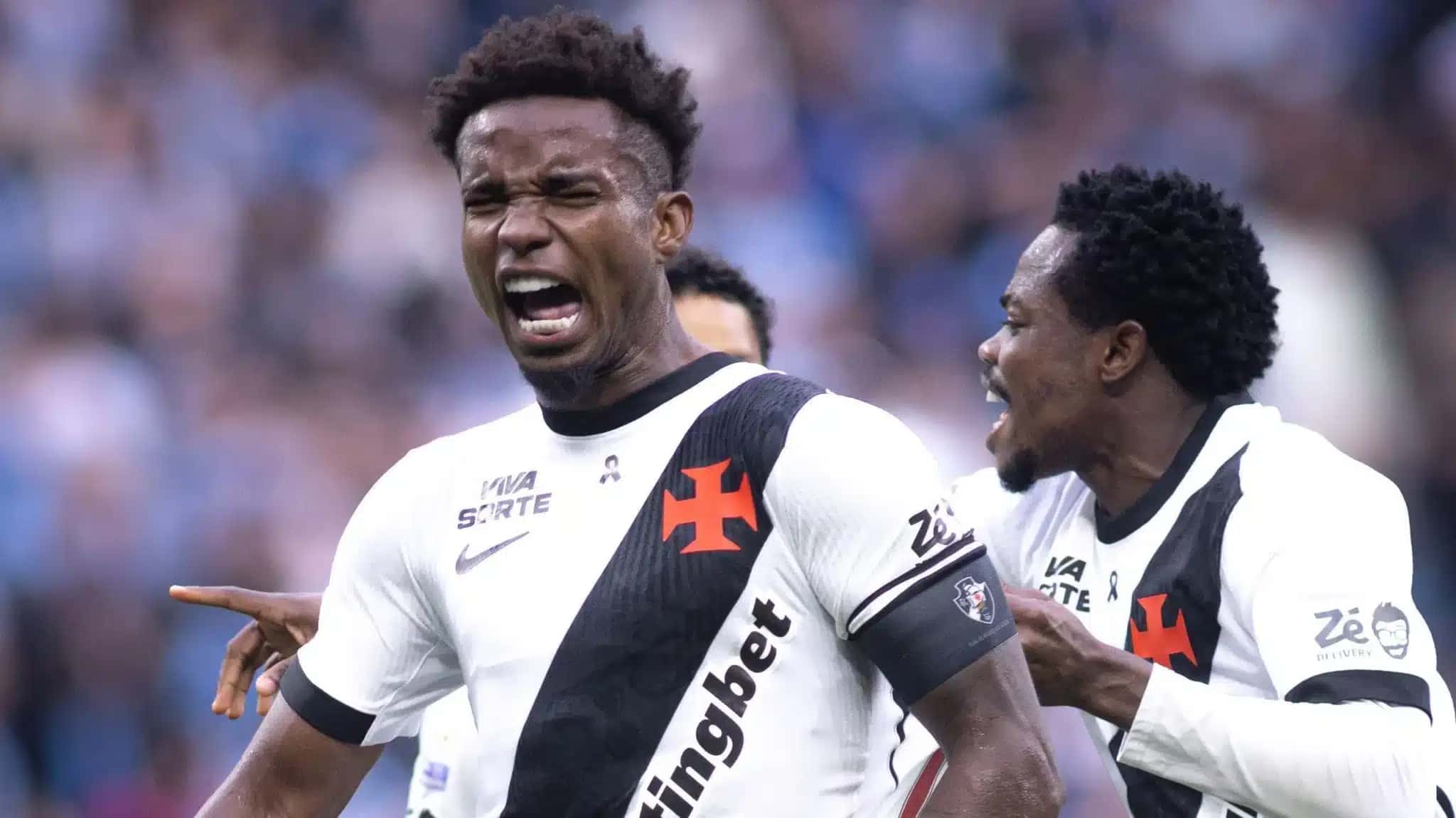 Thiago Mendes comemora gol contra o Grêmio