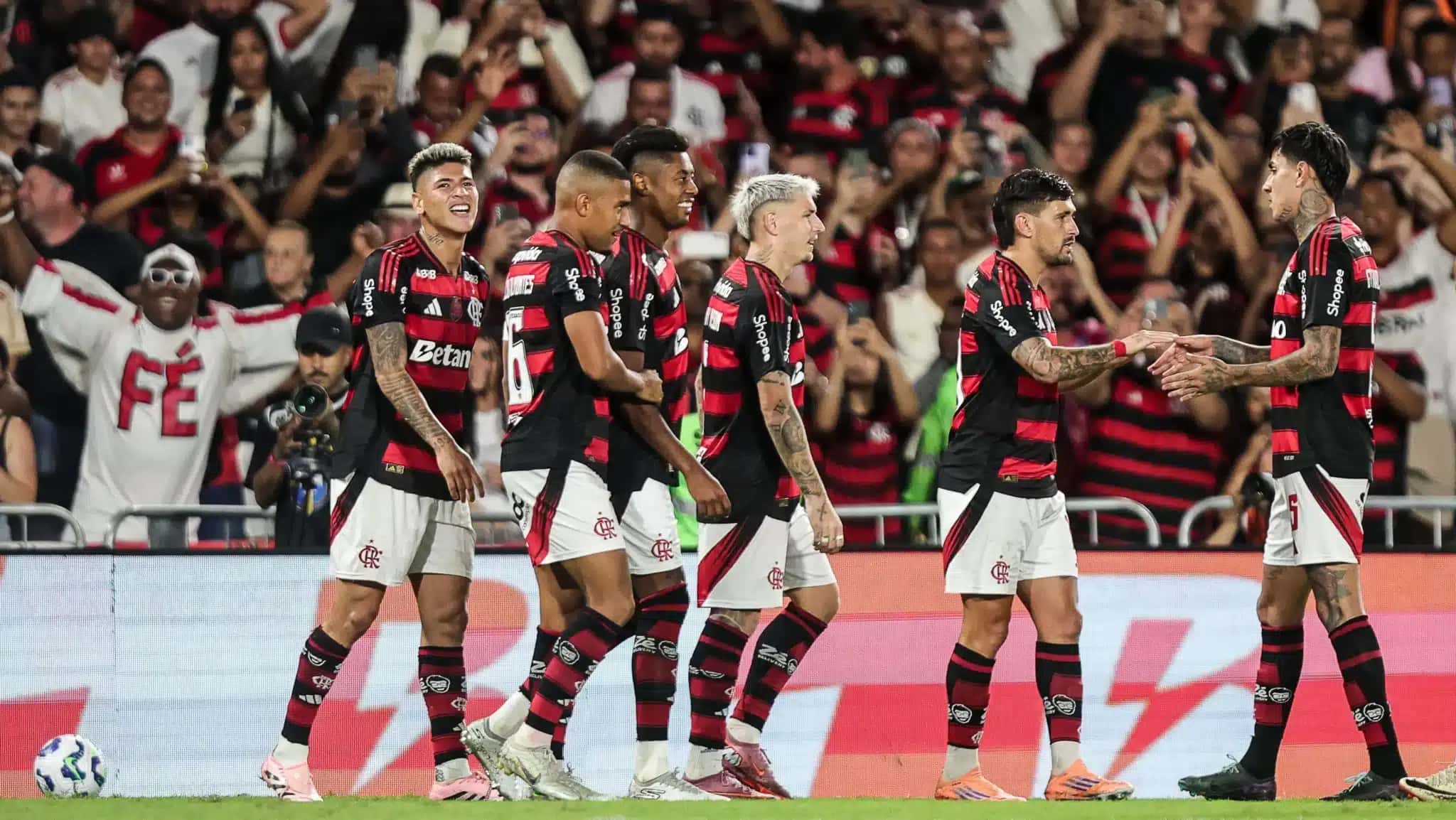 Jogadores do Flamengo comemoram gol contra o Santos