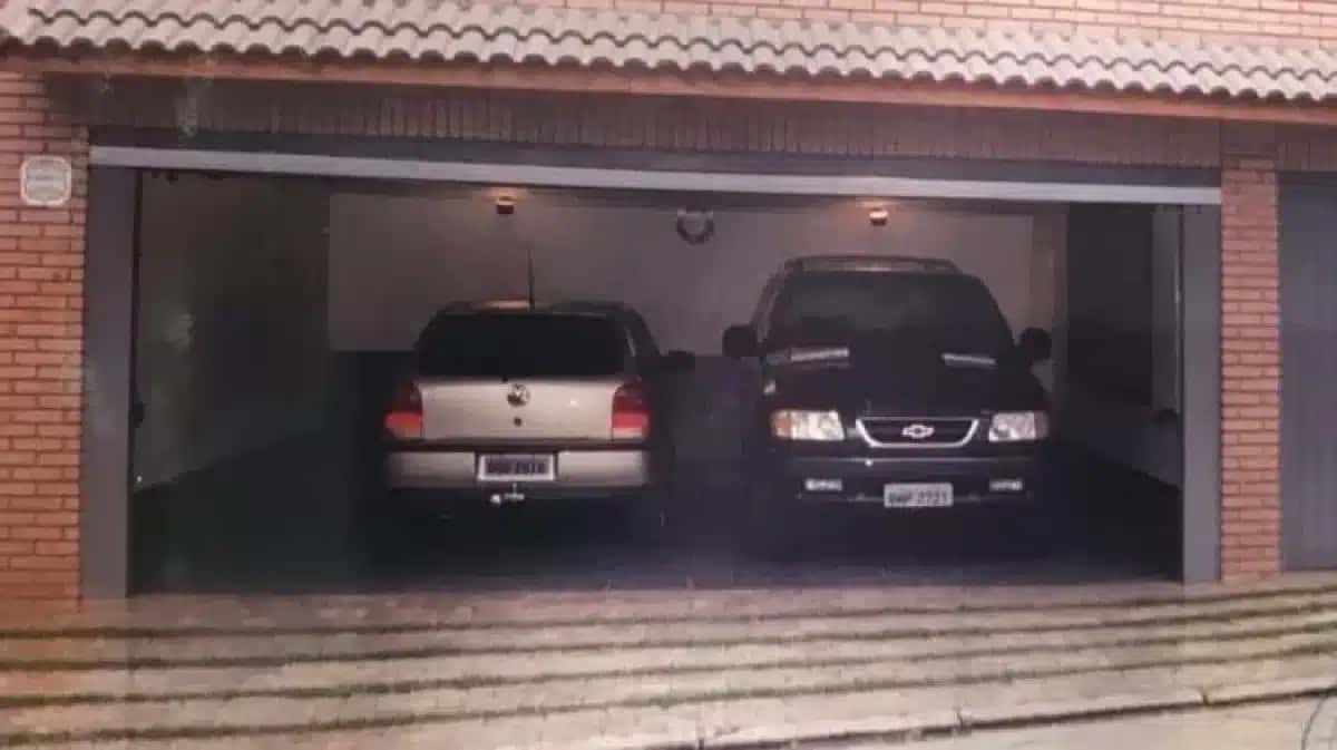 Garagem da família Richthofen com Gol 2002 e Blazer 1997 em foto colhida pelo jornalista Ullisses Campbell