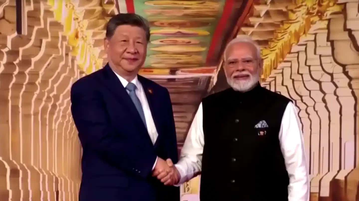 Xi Jinping e Narendra Modi se cumprimentam durante a Cúpula do Brics em Nova Délhi, na Índia