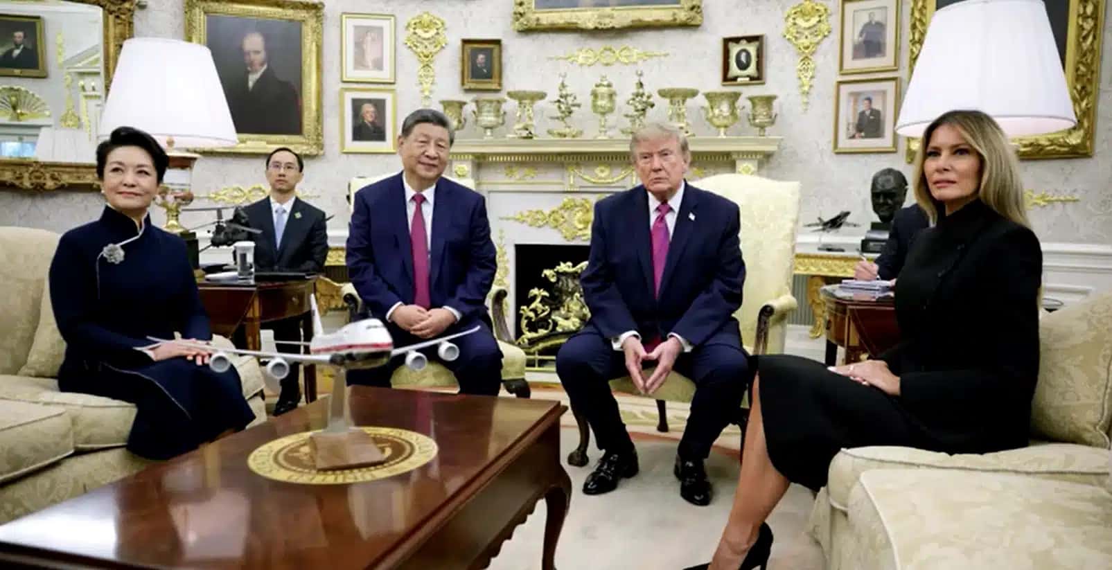 Xi Jinping, presidente da China, e Donald Trump, presidente dos Estados Unidos, reunidos no Salão Oval da Casa Branca com as primeiras-damas